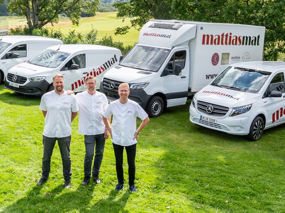 Personal från Mattias Mat framför Mercedes-Benz elektriska transportbilar
