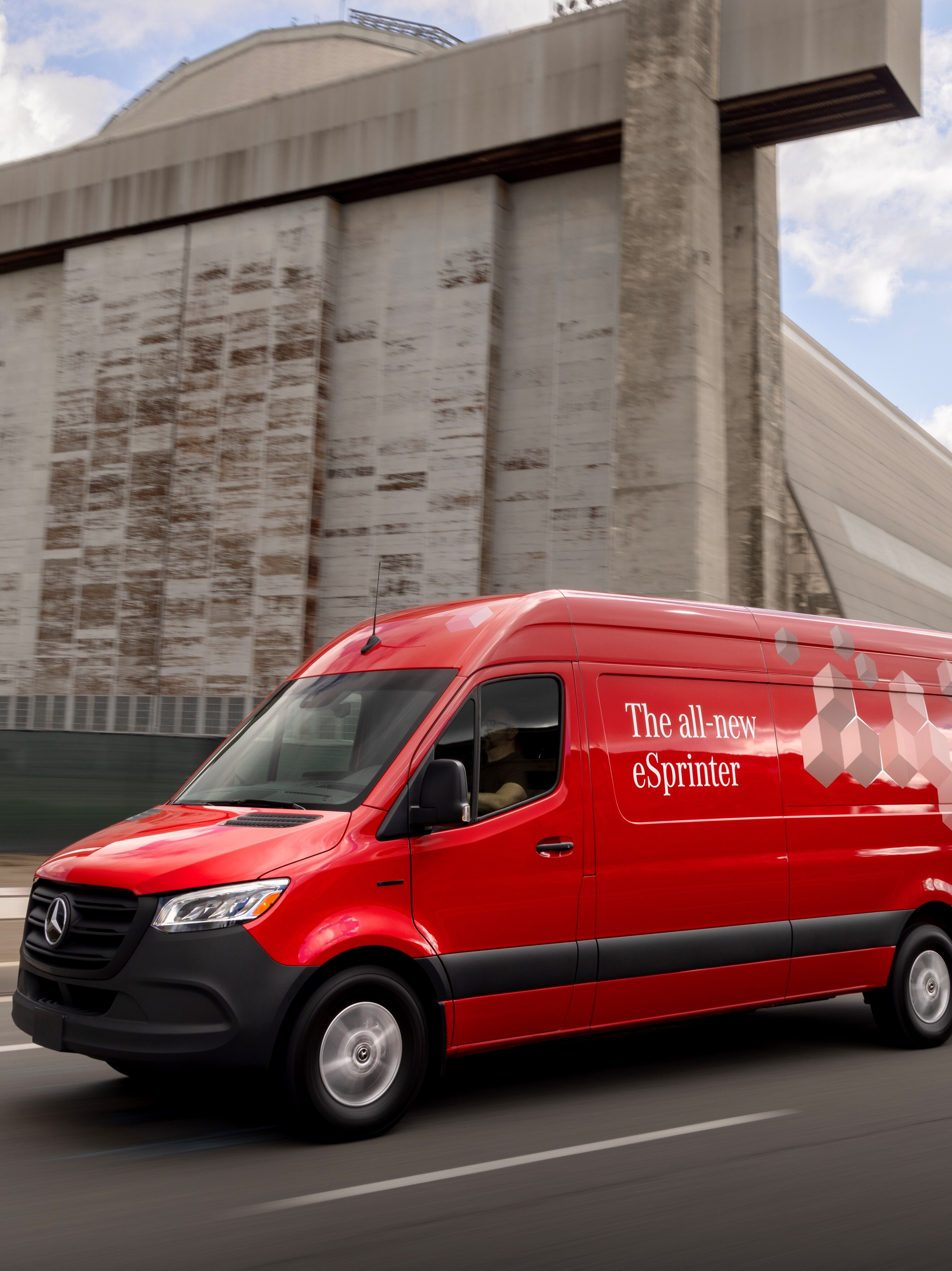 Röd Mercedes-Benz Sprinter kör på väg