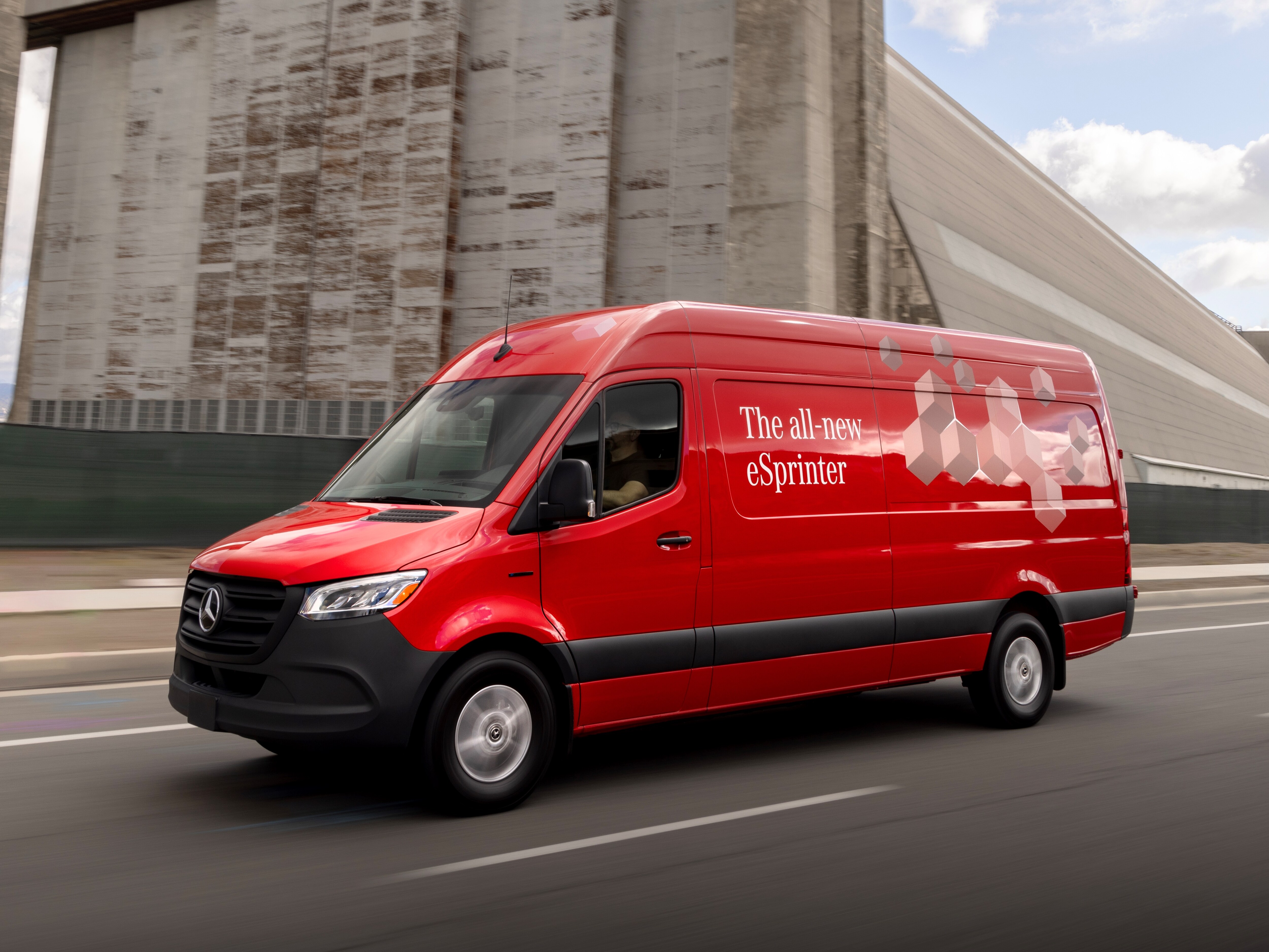 Röd Mercedes-Benz Sprinter kör på väg