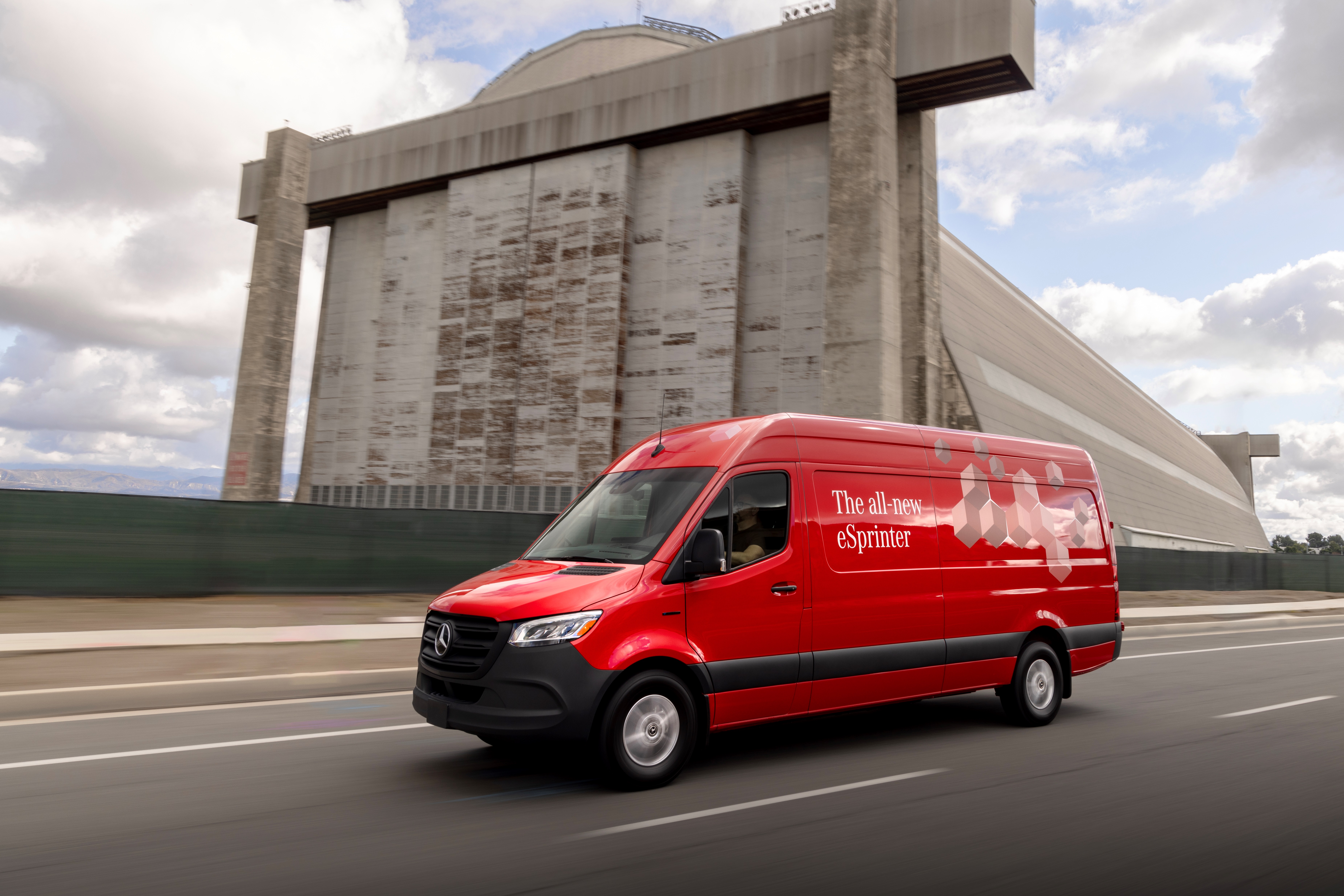 Årets transportbil | Sprinter | Mercedes-Benz Transportbil Röd Mercedes-Benz Sprinter kör på väg