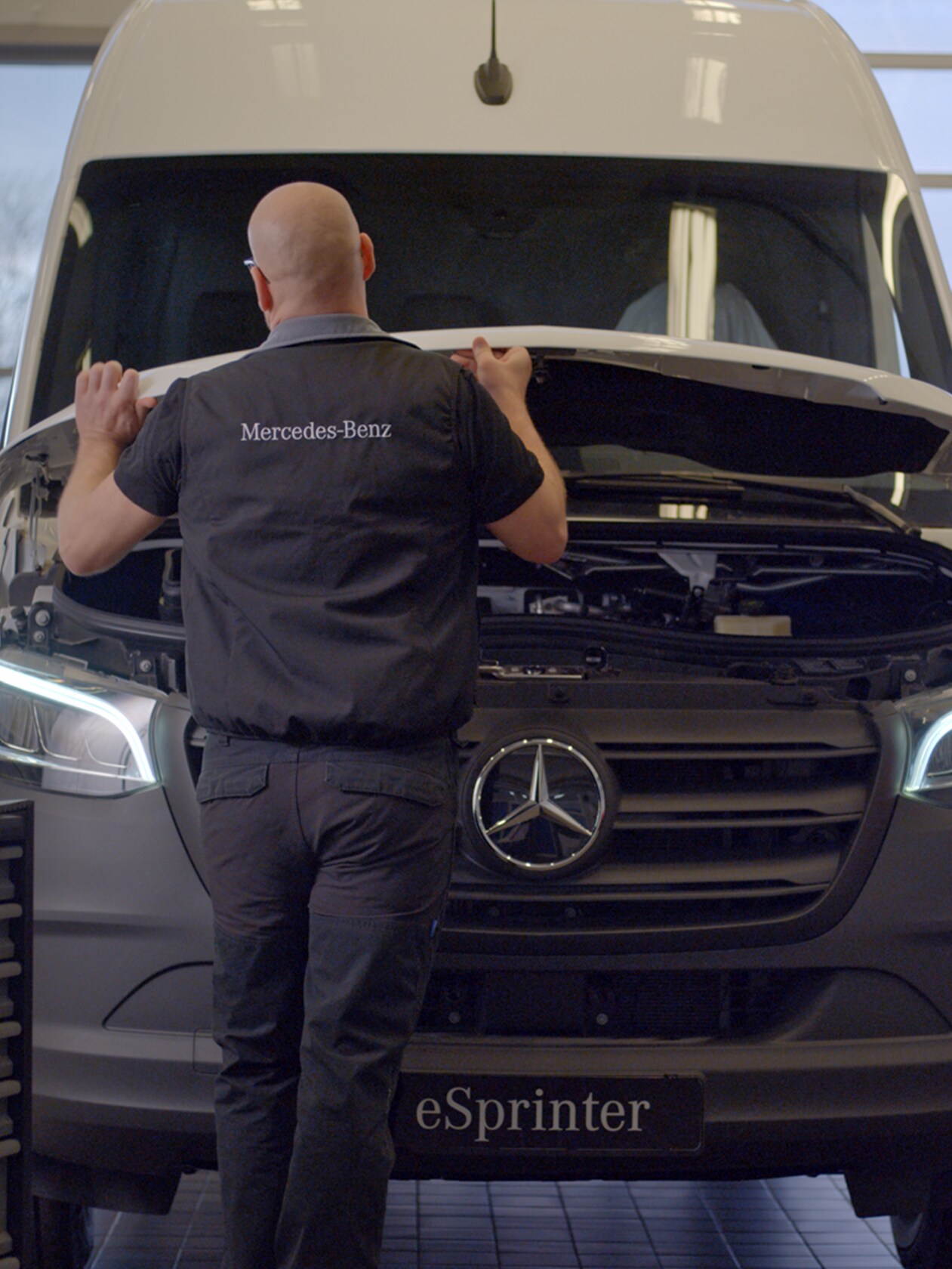 Mercedes-Benz-mekaniker utför servicetjänst på transportbil