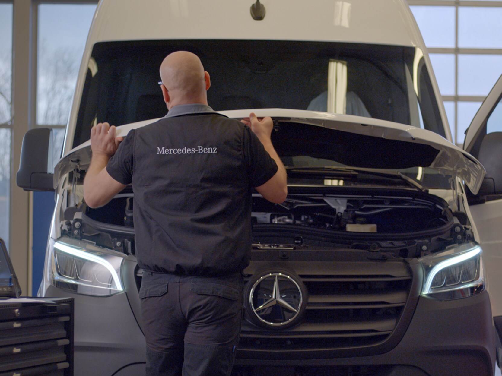 Mercedes-Benz servicetekniker utför servicekontroll på en transportbil