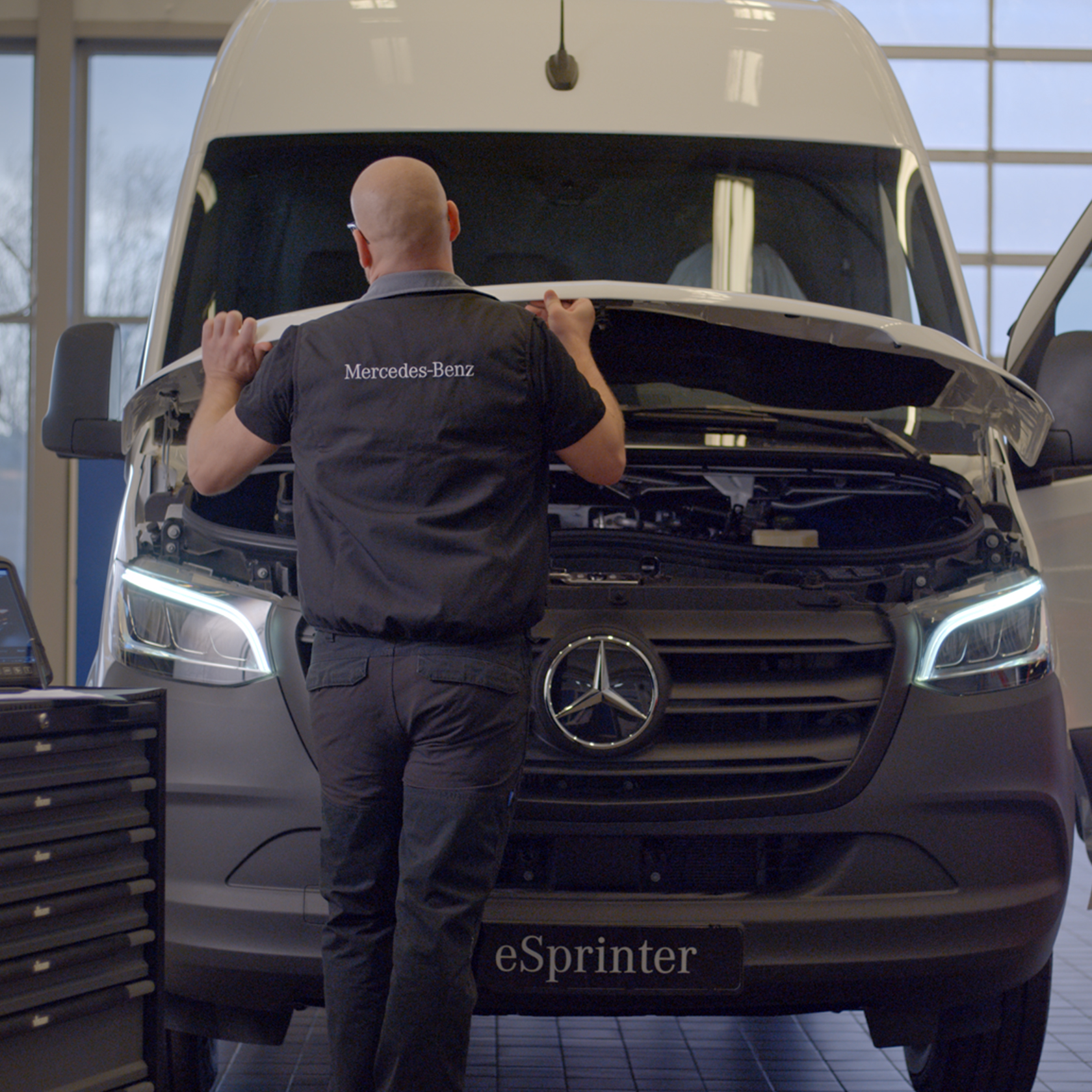 Försäkring | Leasing och finansiering | Mercedes-Benz Transportbilar Mercedes-Benz servicetekniker utför servicekontroll på en transportbil