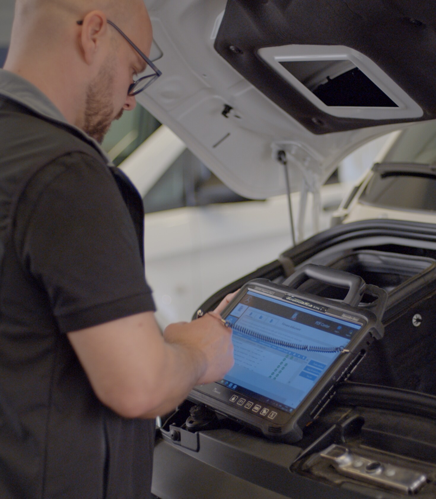 Servicetekniker från Mercedes-Benz servar en eldriven bil