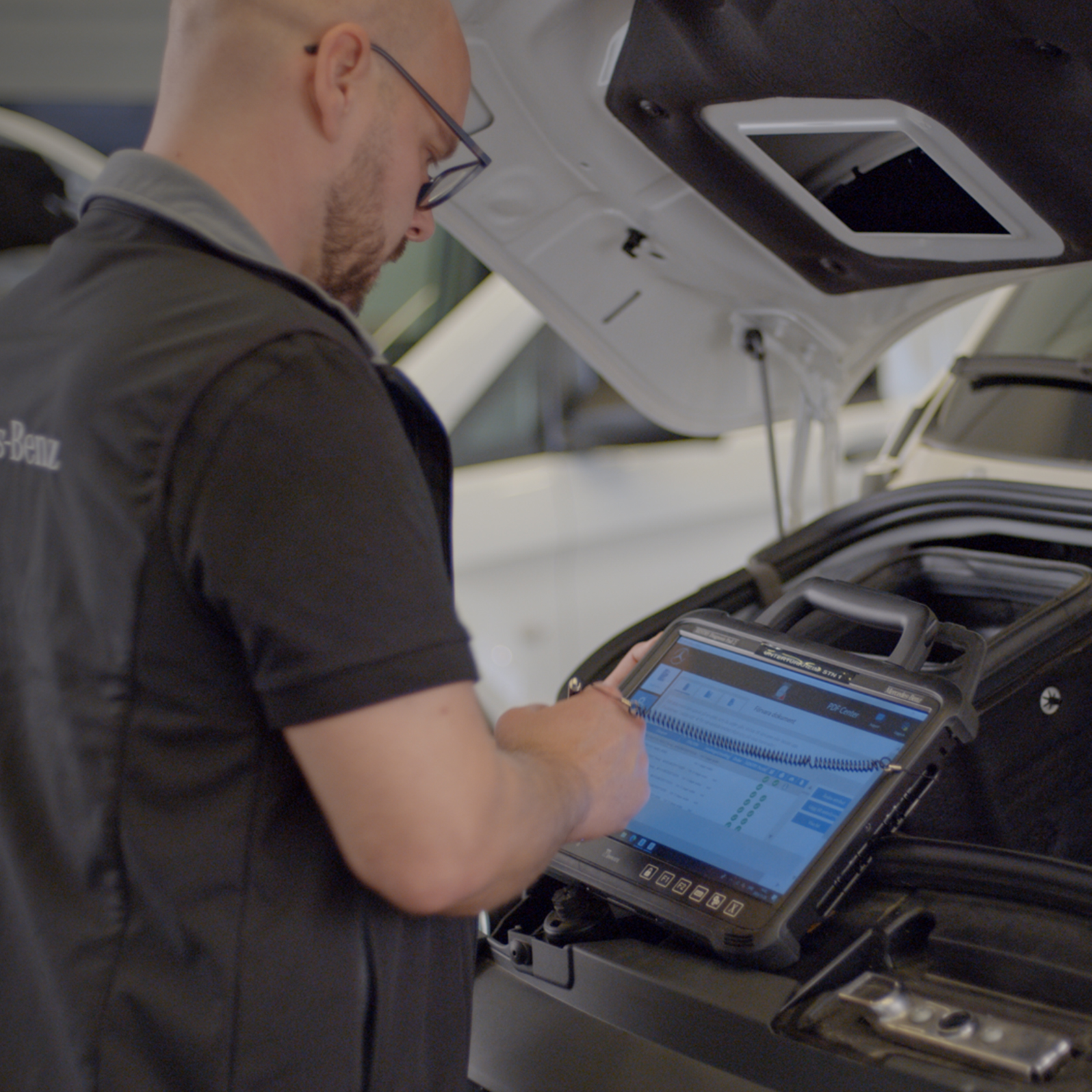 Mercedes-Benz | Van ServiceCare Servicetekniker från Mercedes-Benz servar en eldriven bil