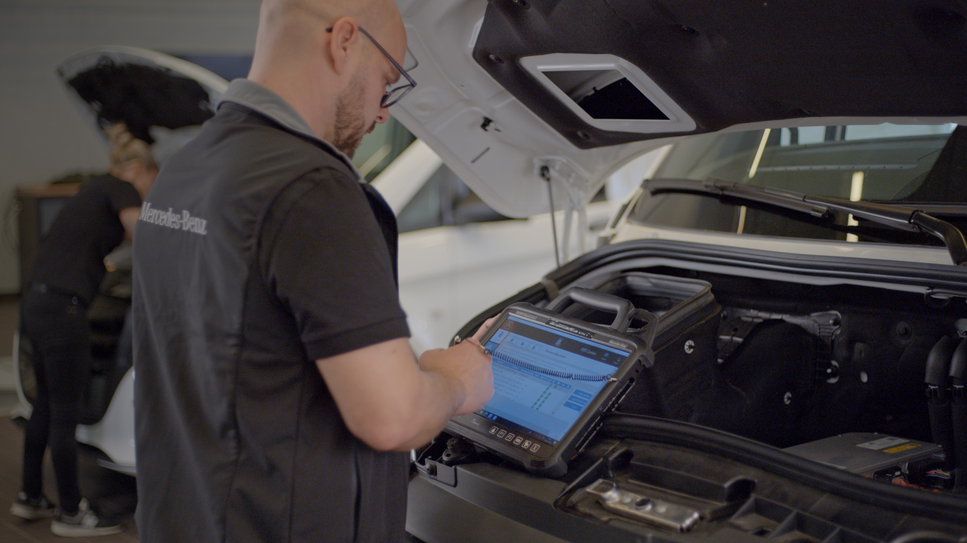 Mercedes-Benz | Service av transportbil | Tidsbokning online Mercedes-Benz tekniker utför servicekontroll av transportbil.