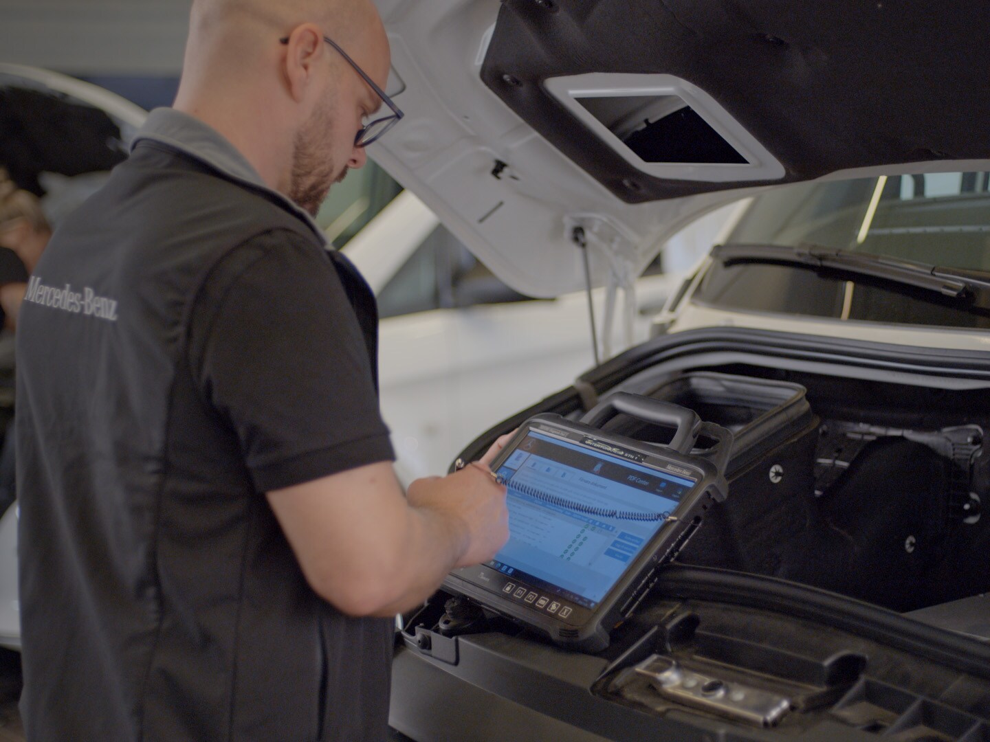 Mercedes-Benz tekniker utför servicekontroll av transportbil.