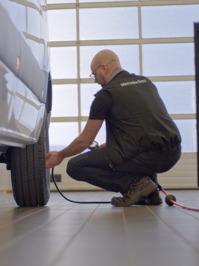 Mercedes-Benz-mekaniker byter däck på transportbil