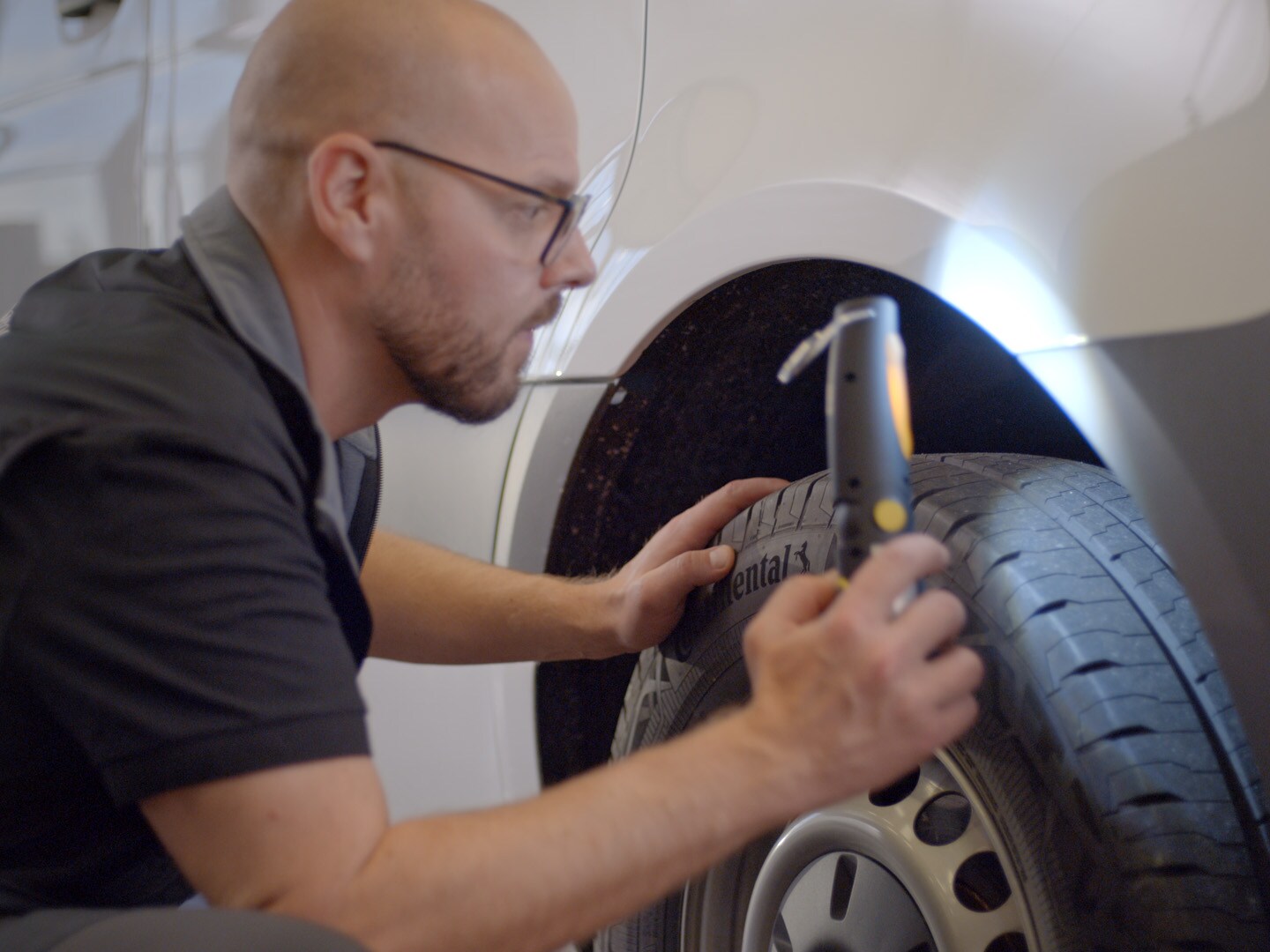 Mercedes-Benz-medarbetare monterar ett nytt däck på en skåpbil.