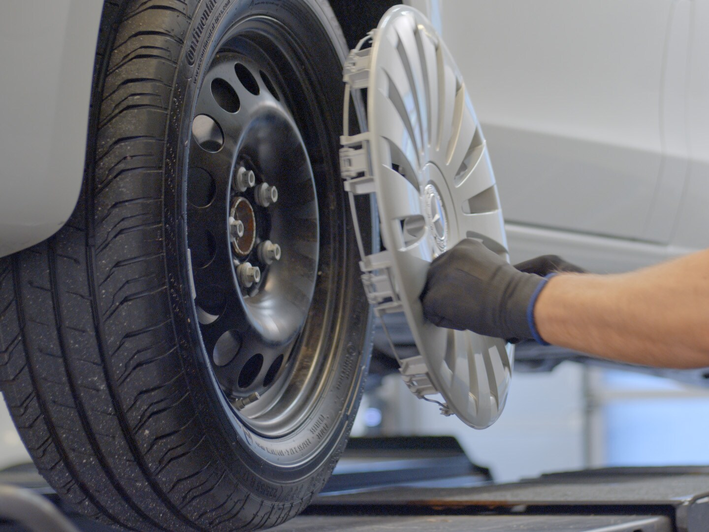 Fälgar byts på Mercedes-Benz transportbil