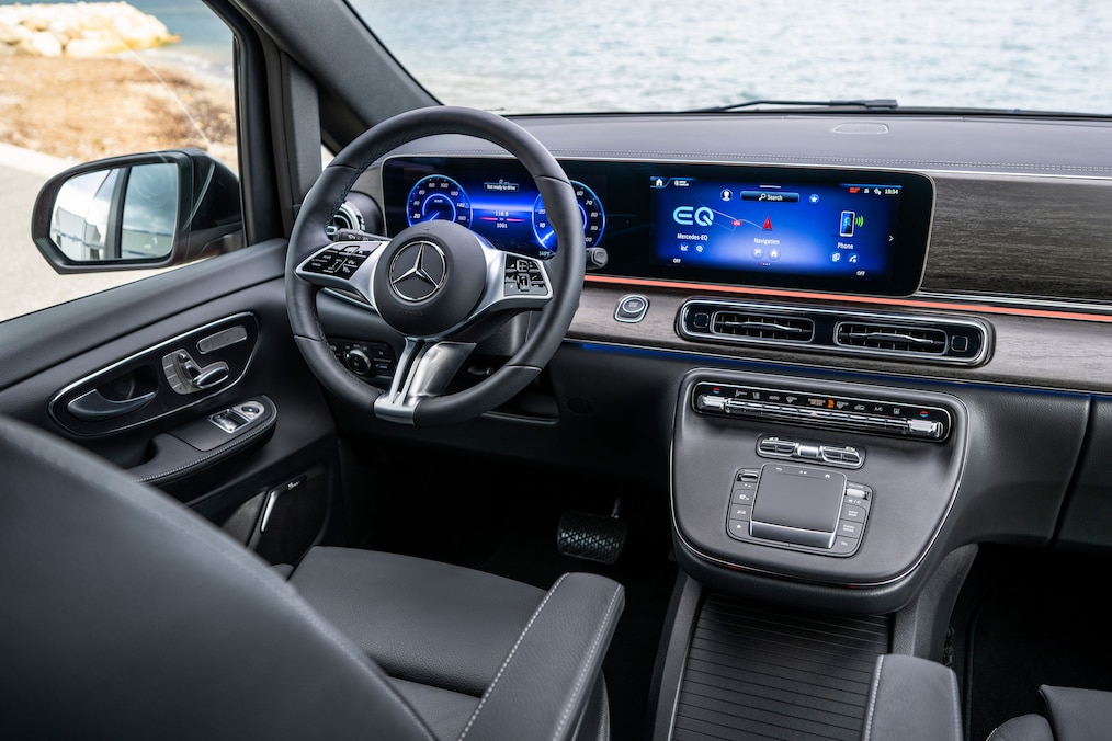 Med widescreen-panelen på instrumentbrädan smälter instrumentdisplay och mediedisplay samman till en optisk enhet under en sammanhängande glasyta.