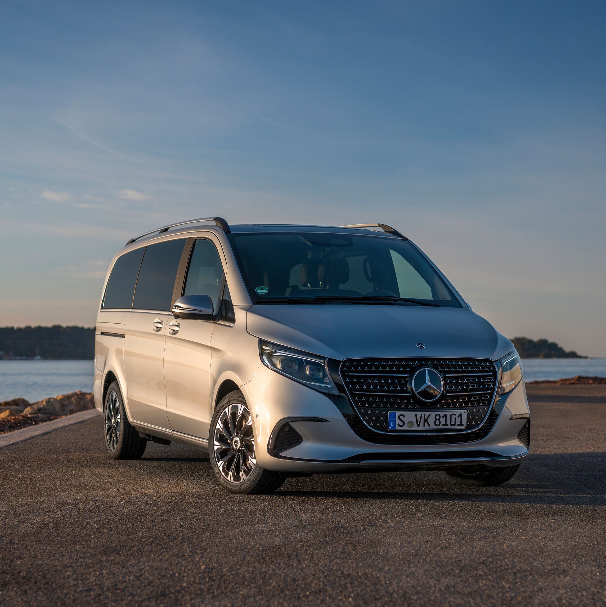 Front med Mercedes-Benz stjärna och karakteristisk grill på V-Klass.