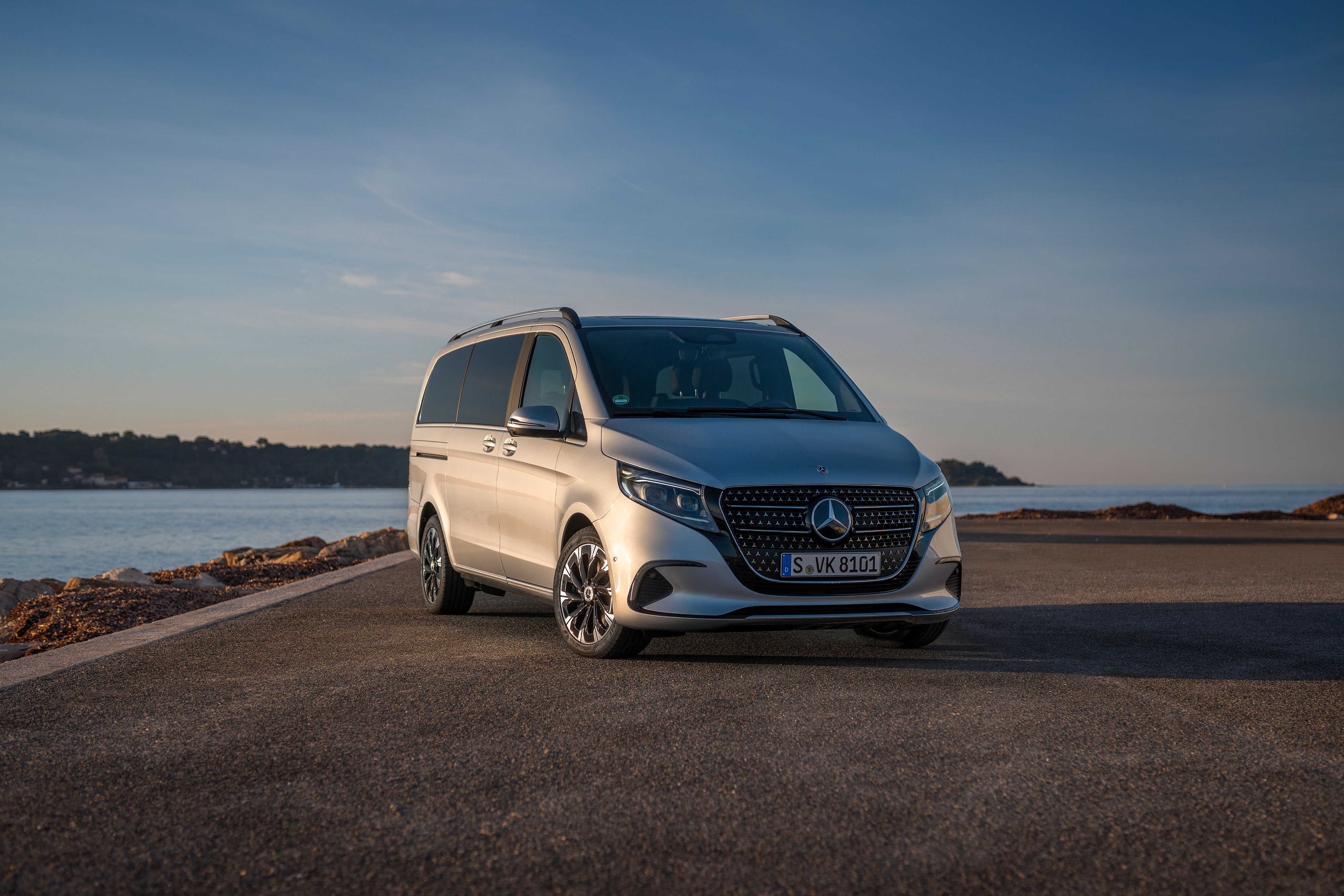 V-Klass | Mercedes-Benz Transportbilar Front med Mercedes-Benz stjärna och karakteristisk grill på V-Klass.