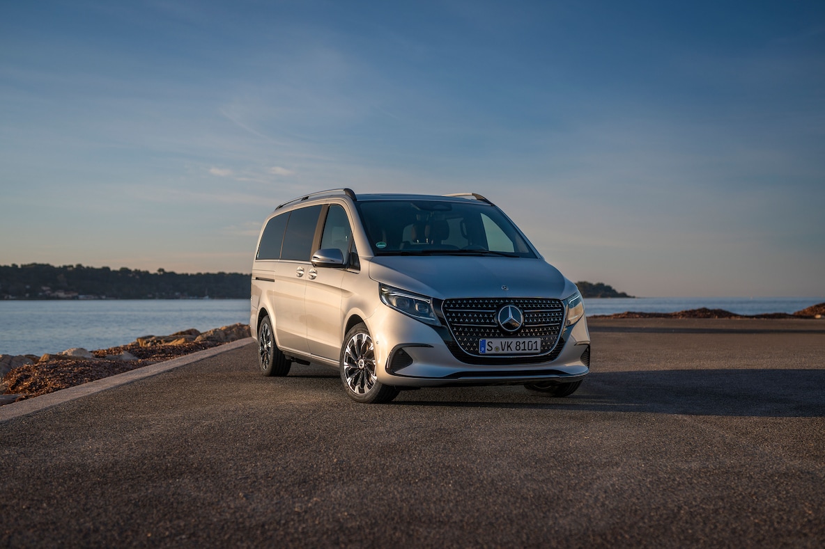 Front med Mercedes-Benz stjärna och karakteristisk grill på V-Klass