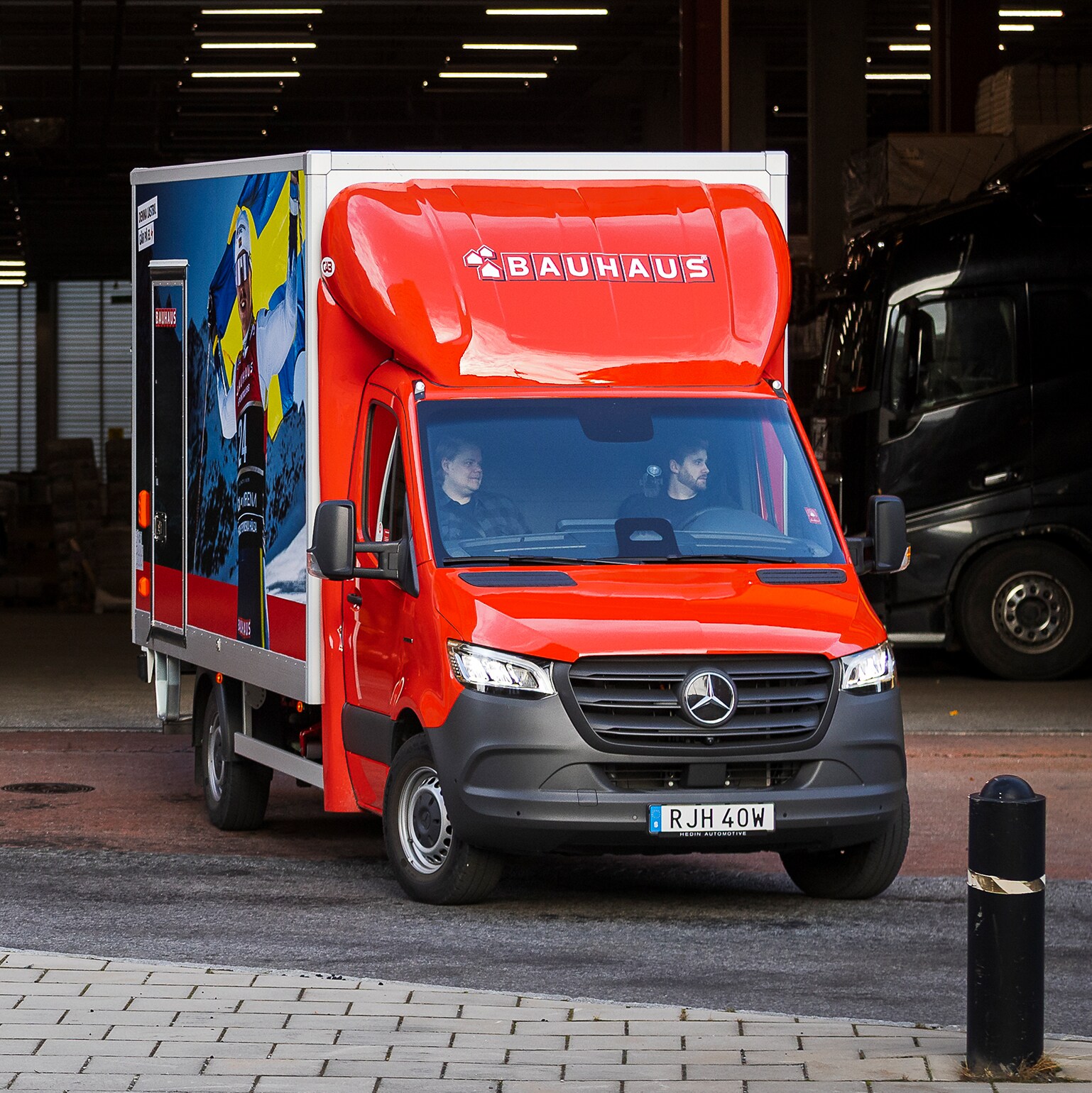 Eldriven Mercedes-Benz eSprinter från Bauhaus kör ut från garage