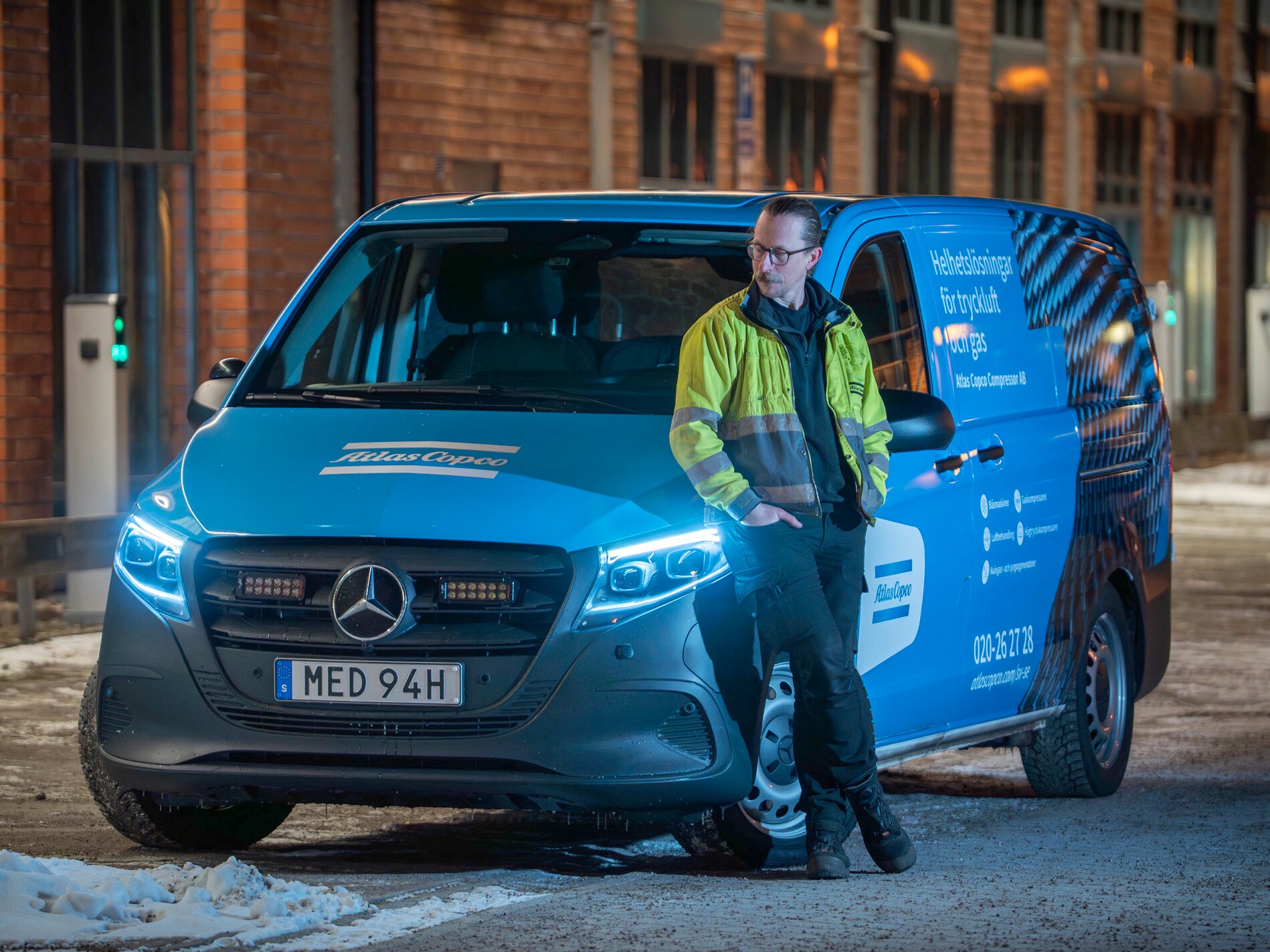 Servicetekniker från Atlas Copco står framför en eVito