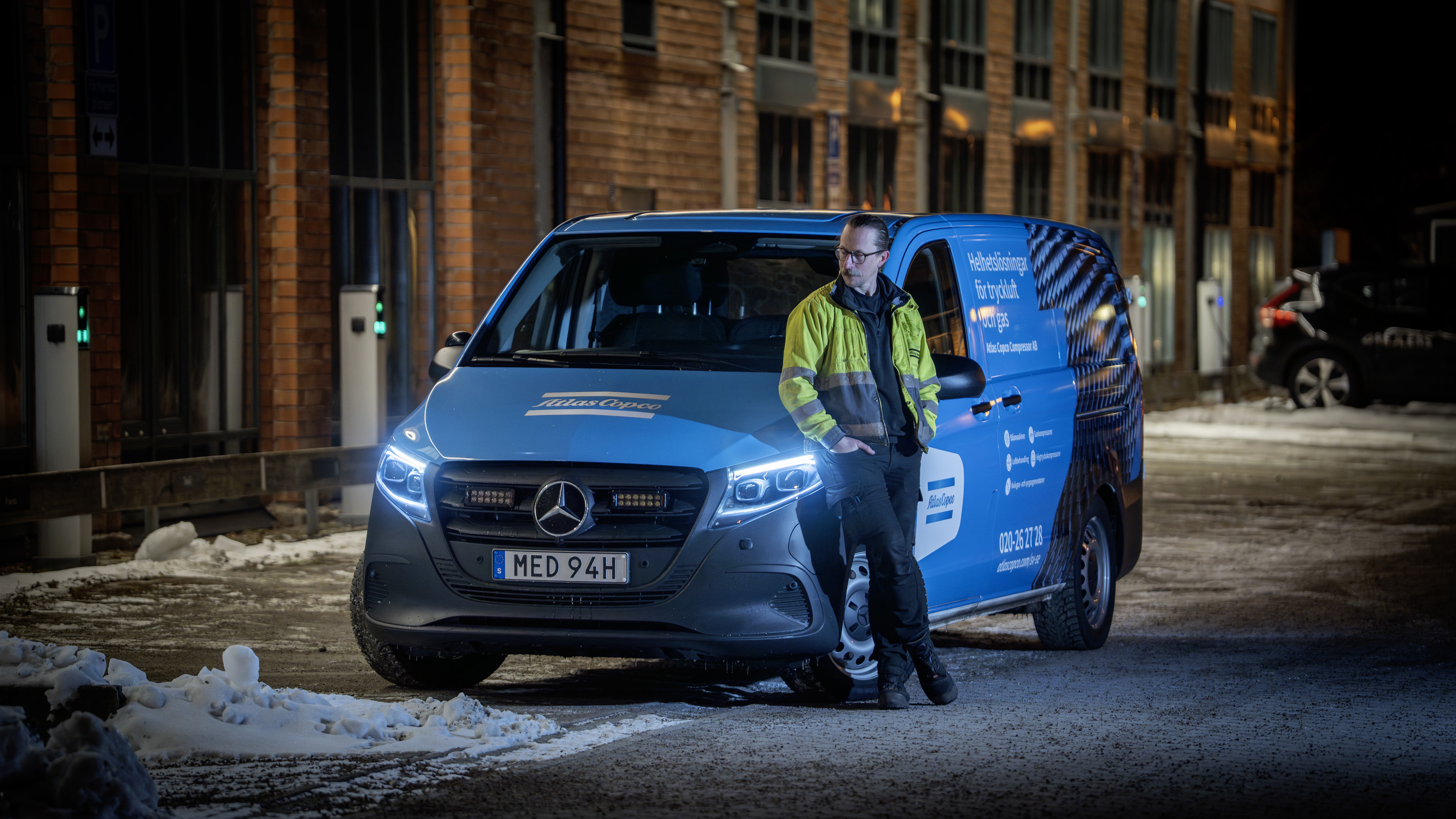 Eldrivna transportbilar | Mercedes-Benz Transportbilar Servicetekniker från Atlas Copco står framför en eVito