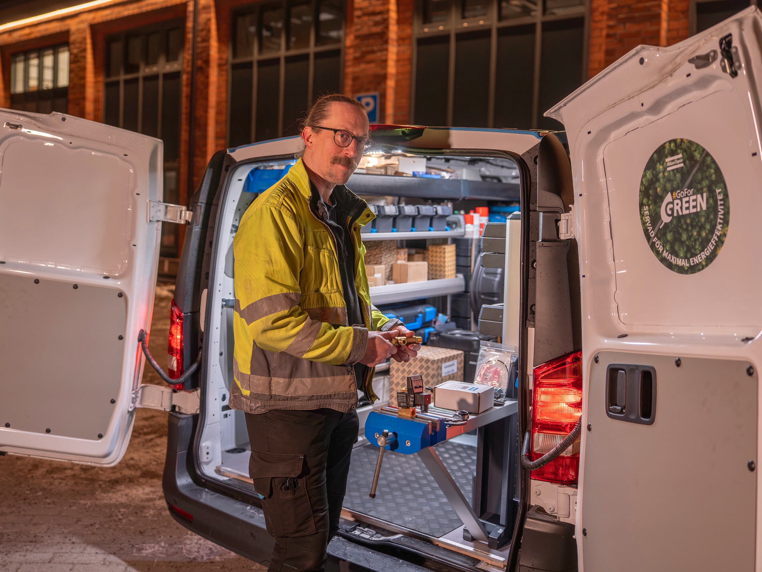 Servicetekniker från Atlas Copco framför en eVito