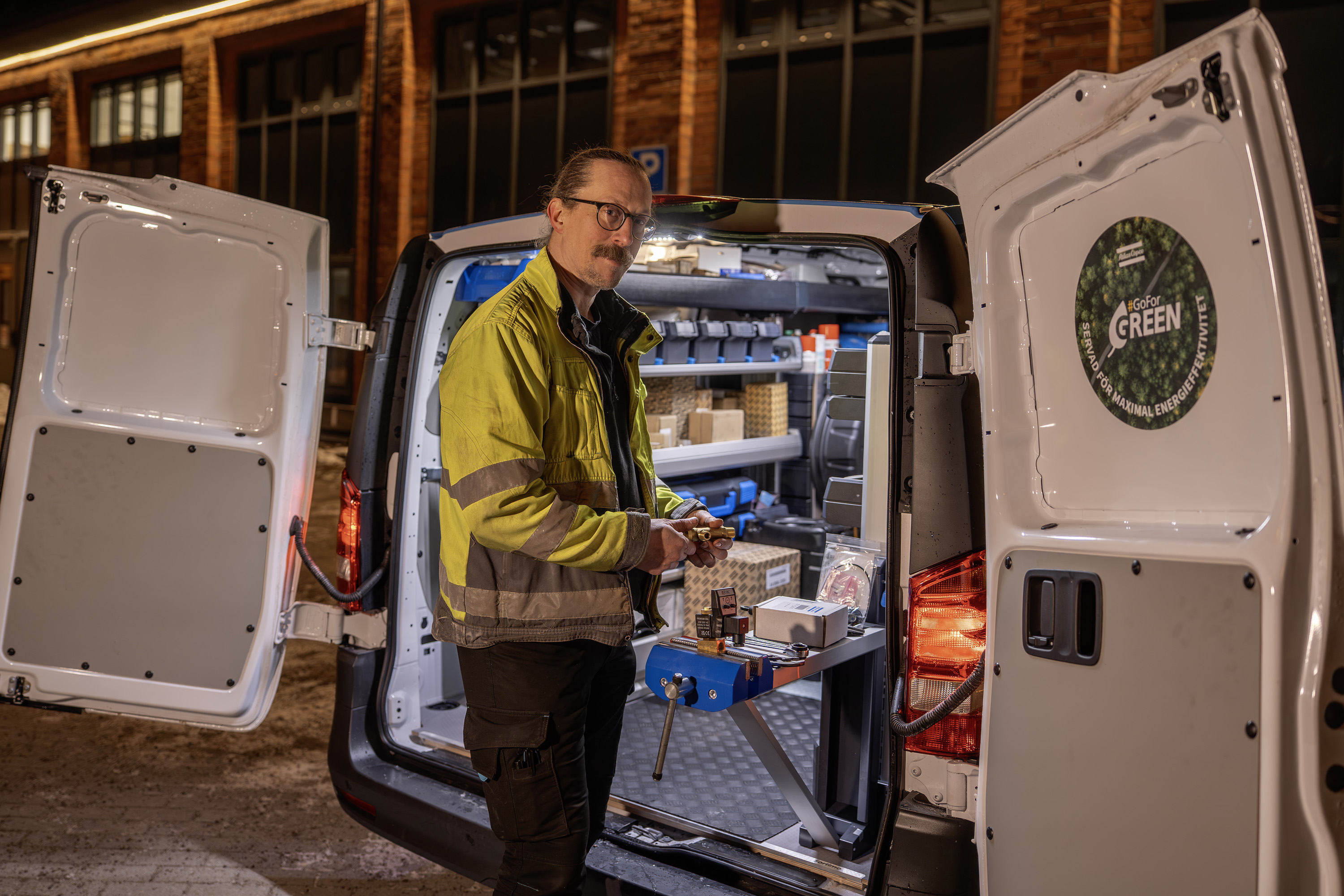 Eldrivna transportbilar | Mercedes-Benz Transportbilar Servicetekniker från Atlas Copco framför en eVito