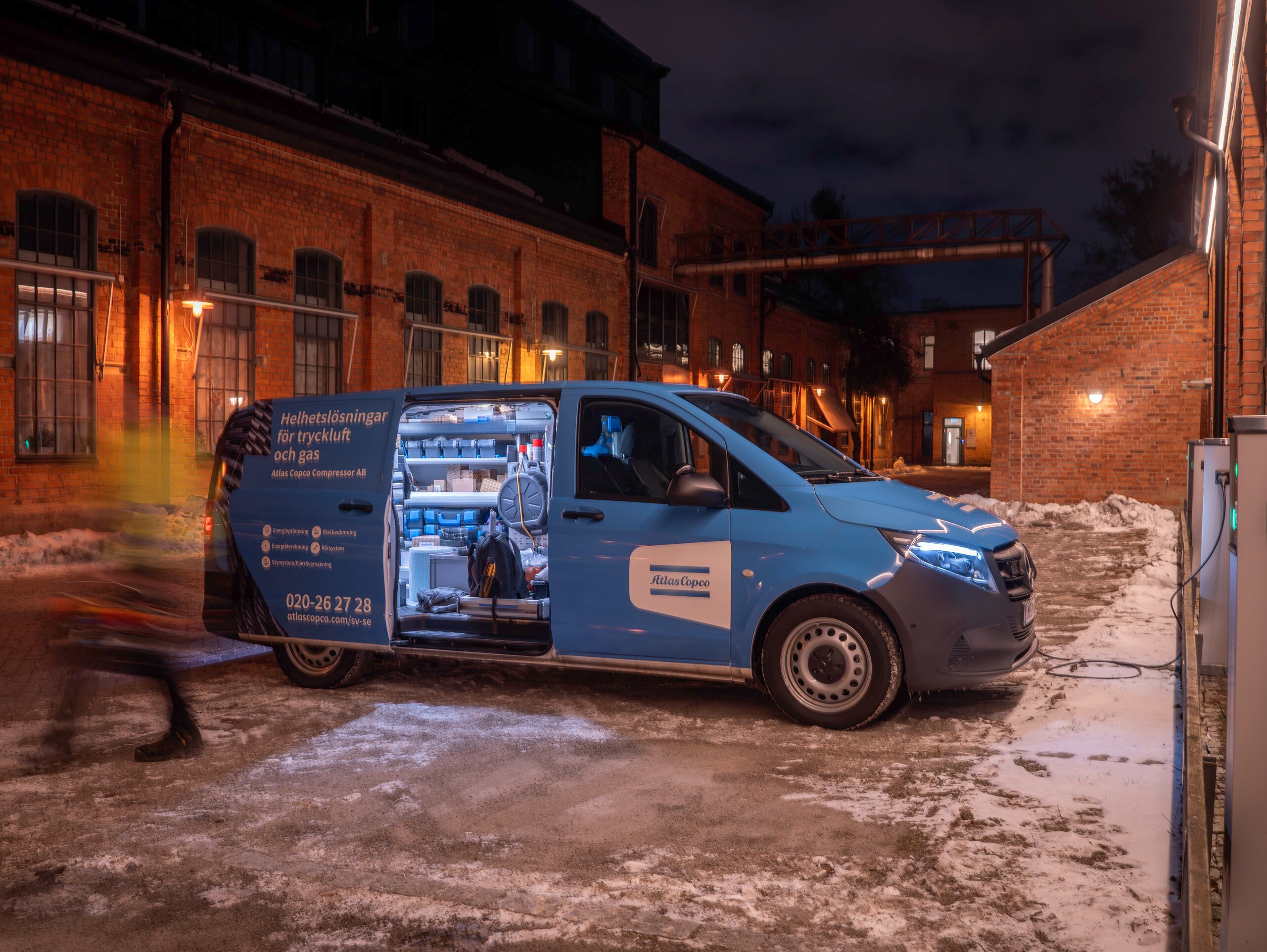 Helelektriska eVito från Atlas Copco laddas vid laddstolpe