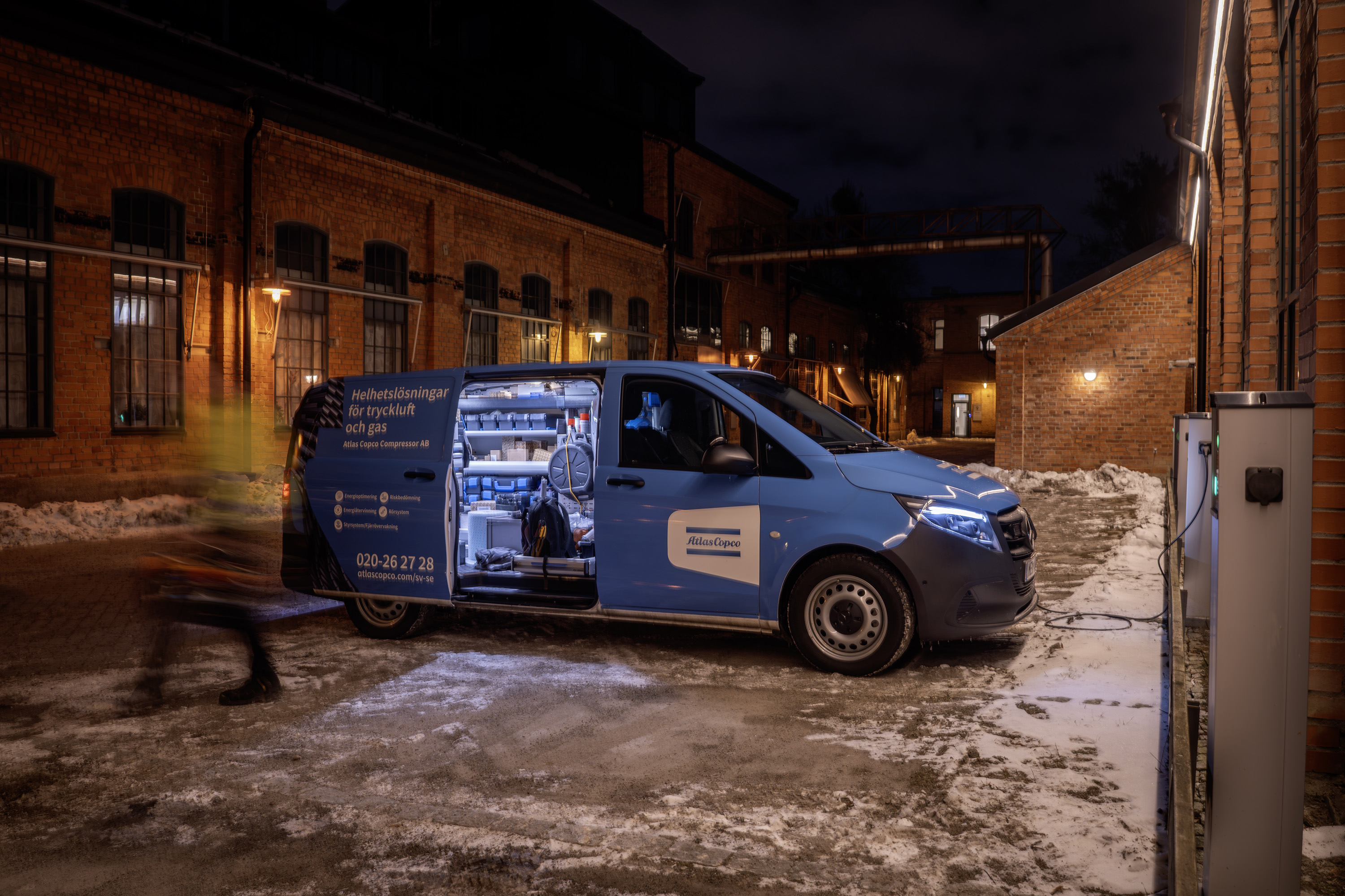 Eldrivna transportbilar | Mercedes-Benz Transportbilar Helelektriska eVito från Atlas Copco laddas vid laddstolpe