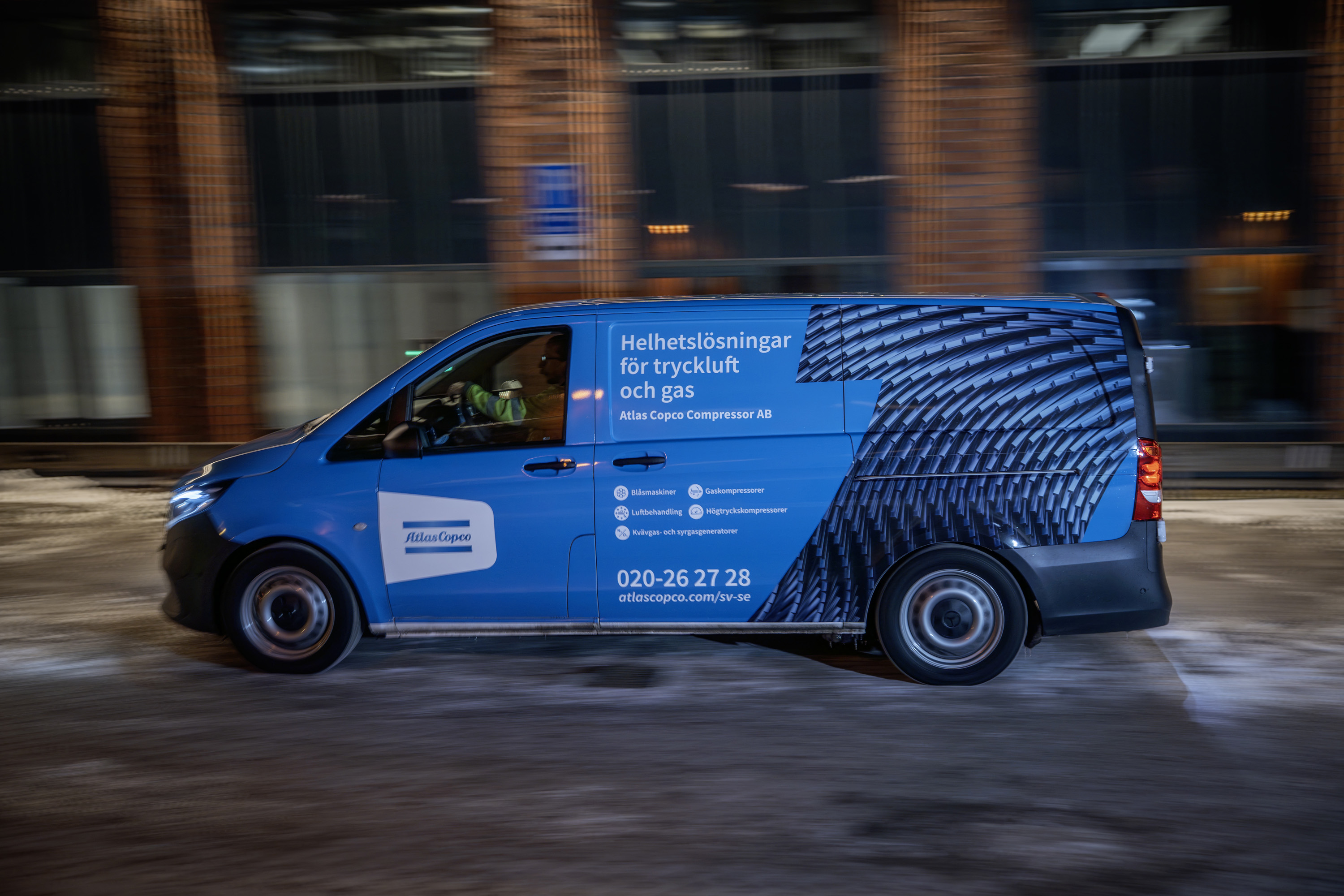 Eldrivna transportbilar | Mercedes-Benz Transportbilar Eldriven Mercedes-Benz eVito från Atlas Copco kör