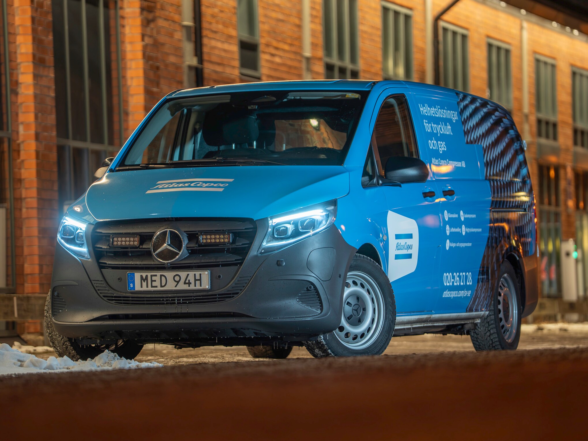 Mercedes-Benz eSprinter från Elis framför en laddstolpe