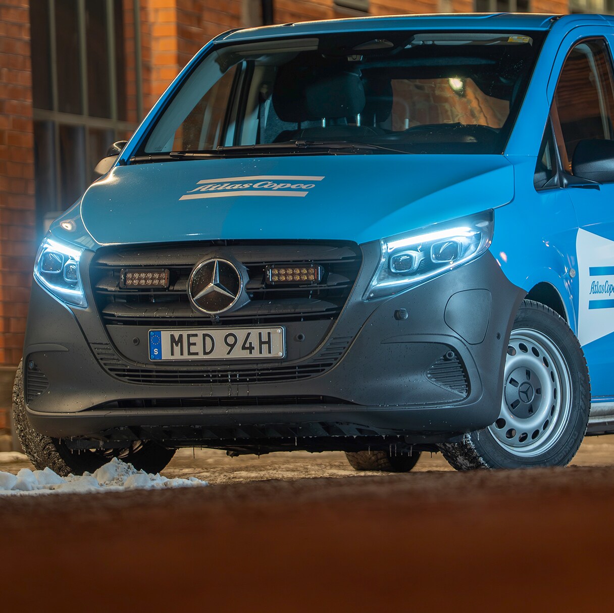 Mercedes-Benz eVito från Atlas Copco stående framför laddstolpe