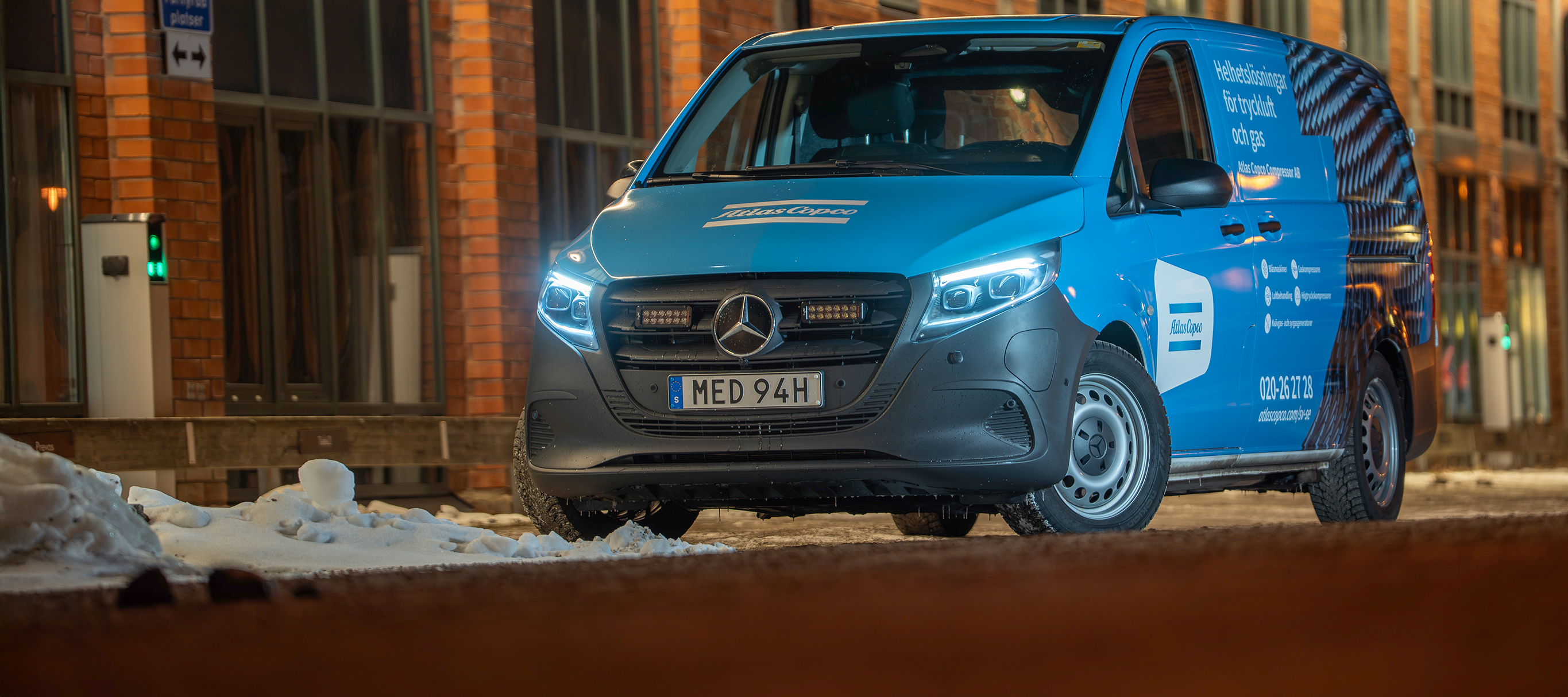 Atlas Copco | Mercedes-Benz Transportbilar Mercedes-Benz eVito från Atlas Copco stående framför laddstolpe