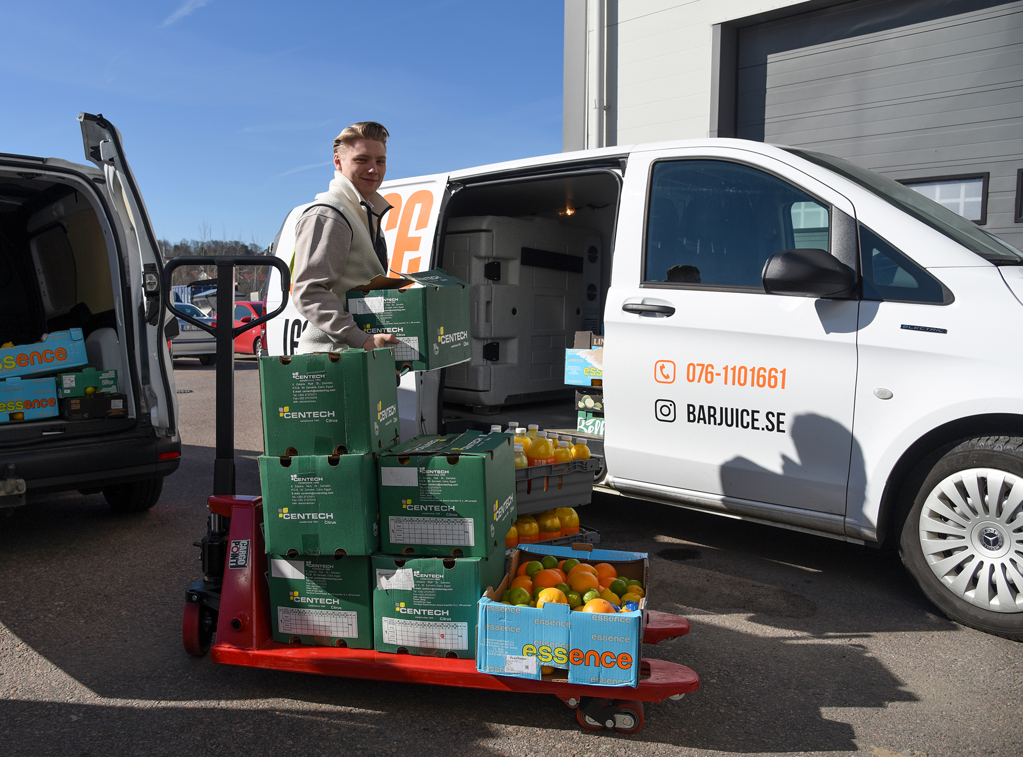 Eldrivna transportbilar | Mercedes-Benz Transportbilar eVito från Barjuice blir lastad med juice
