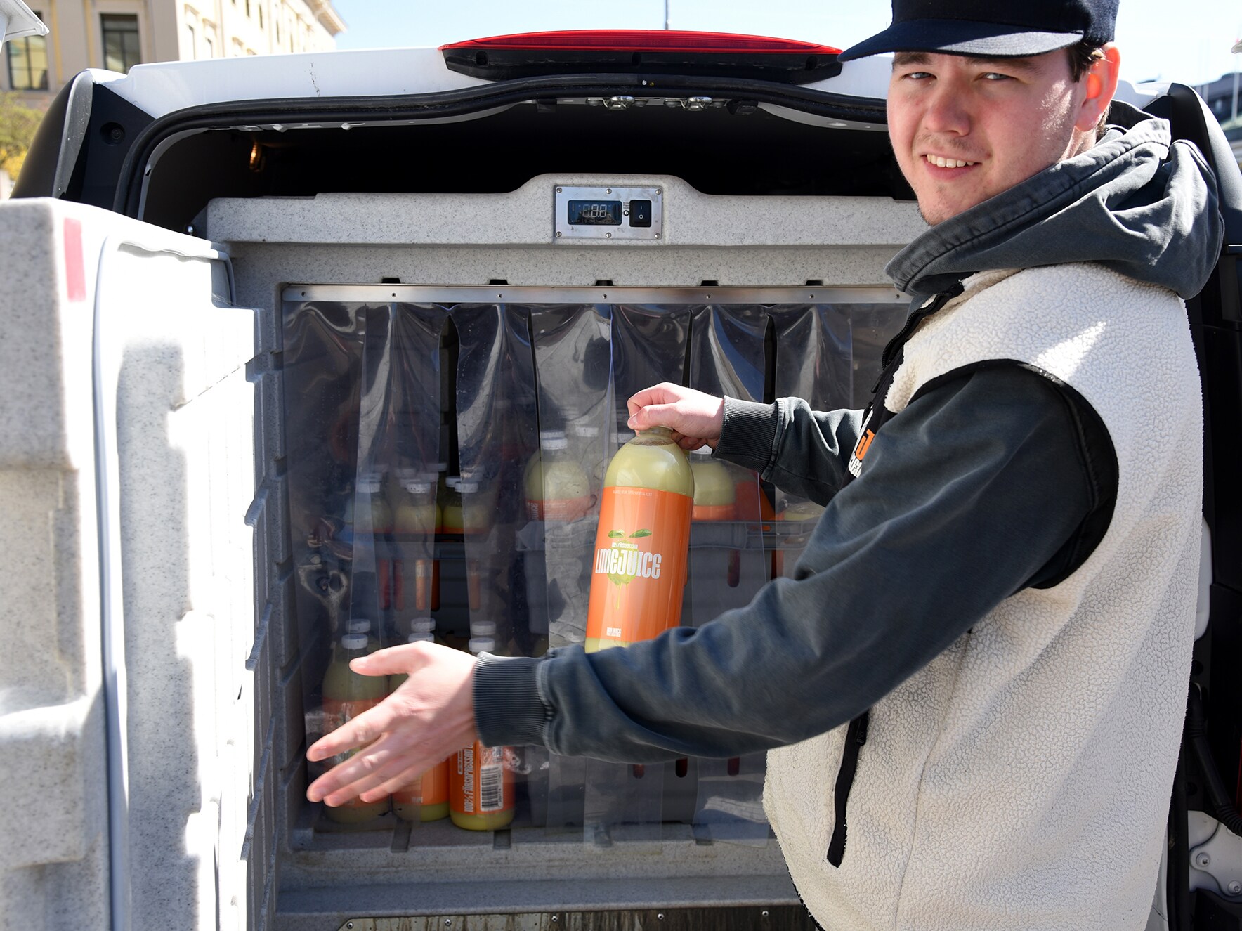 Person från Barjuice står framför kylbox i eVito