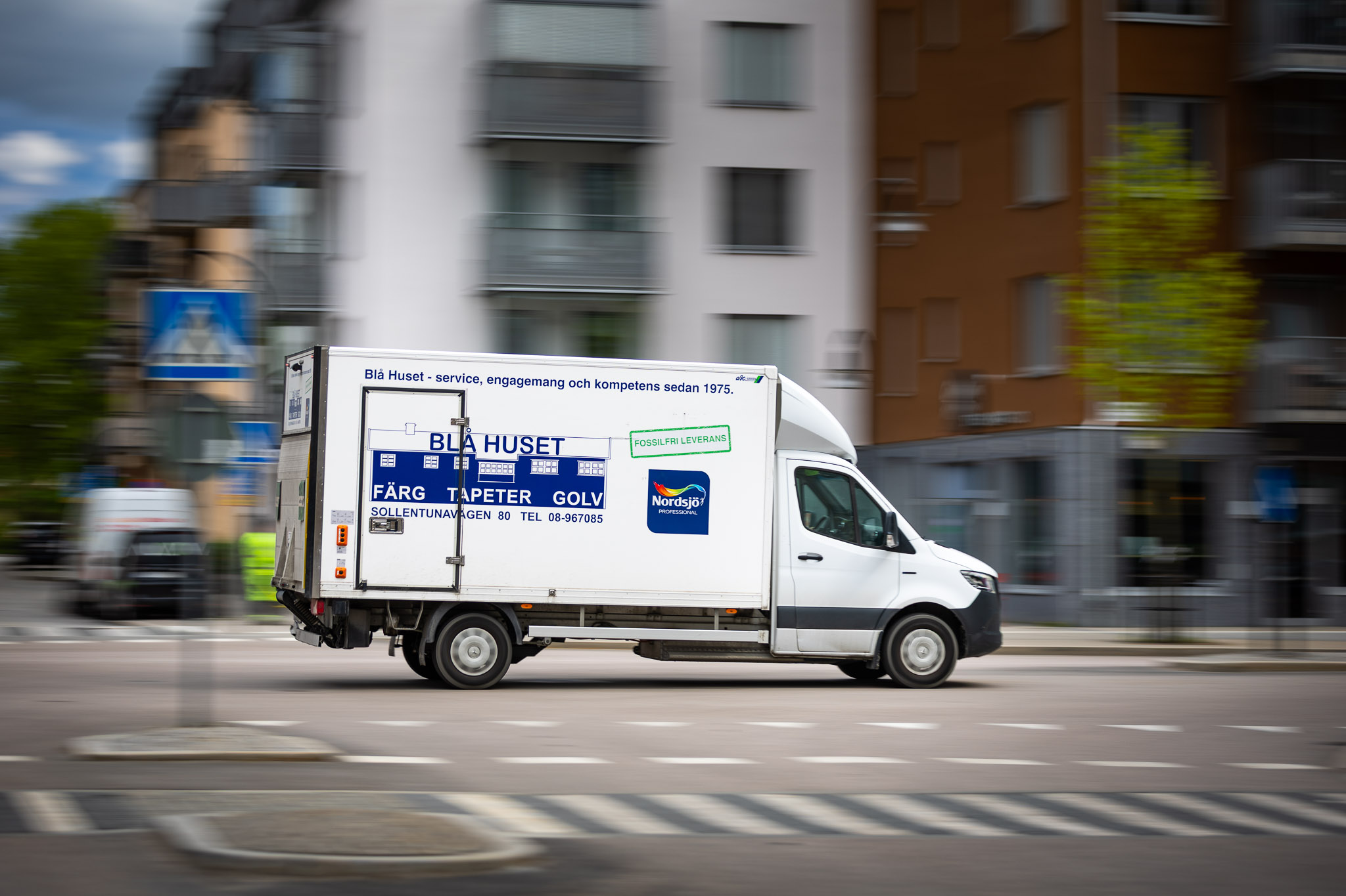 Eldrivna transportbilar | Mercedes-Benz Transportbilar eSprinter från Blå Huset körandes i Sollentuna
