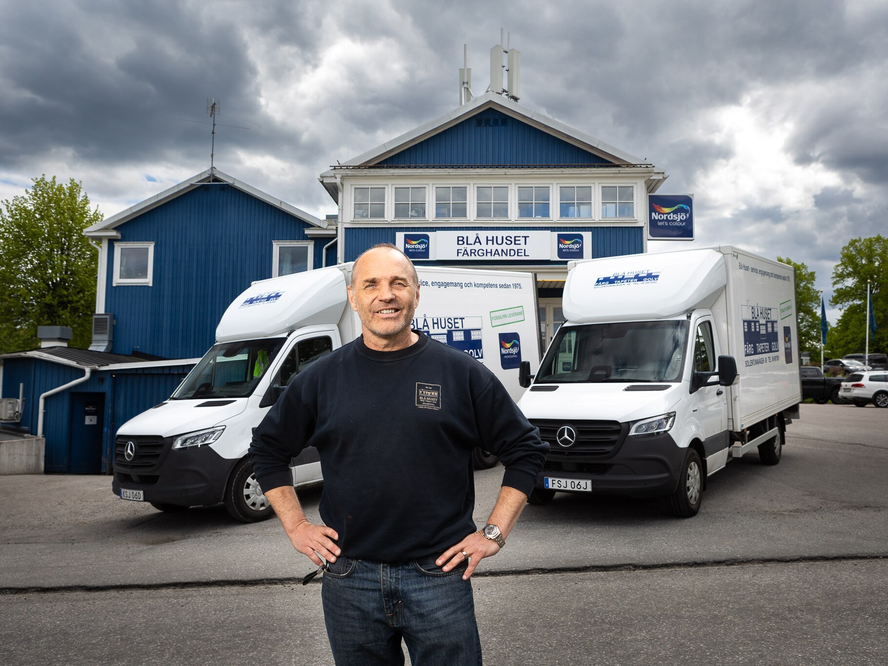 Två eldrivna eSprinter stående framför Blå Huset 