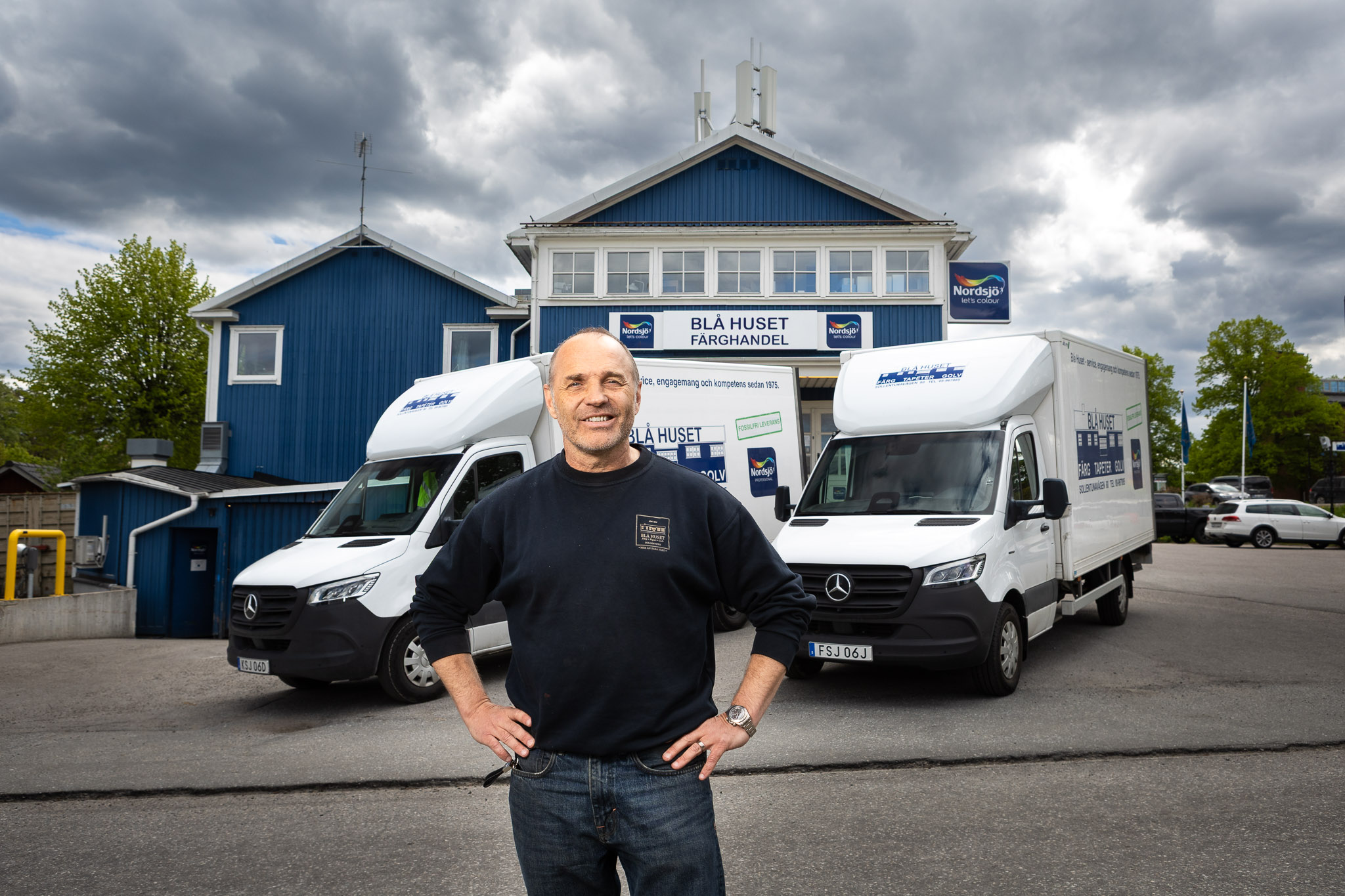Eldrivna transportbilar | Mercedes-Benz Transportbilar Två eldrivna eSprinter stående framför Blå Huset