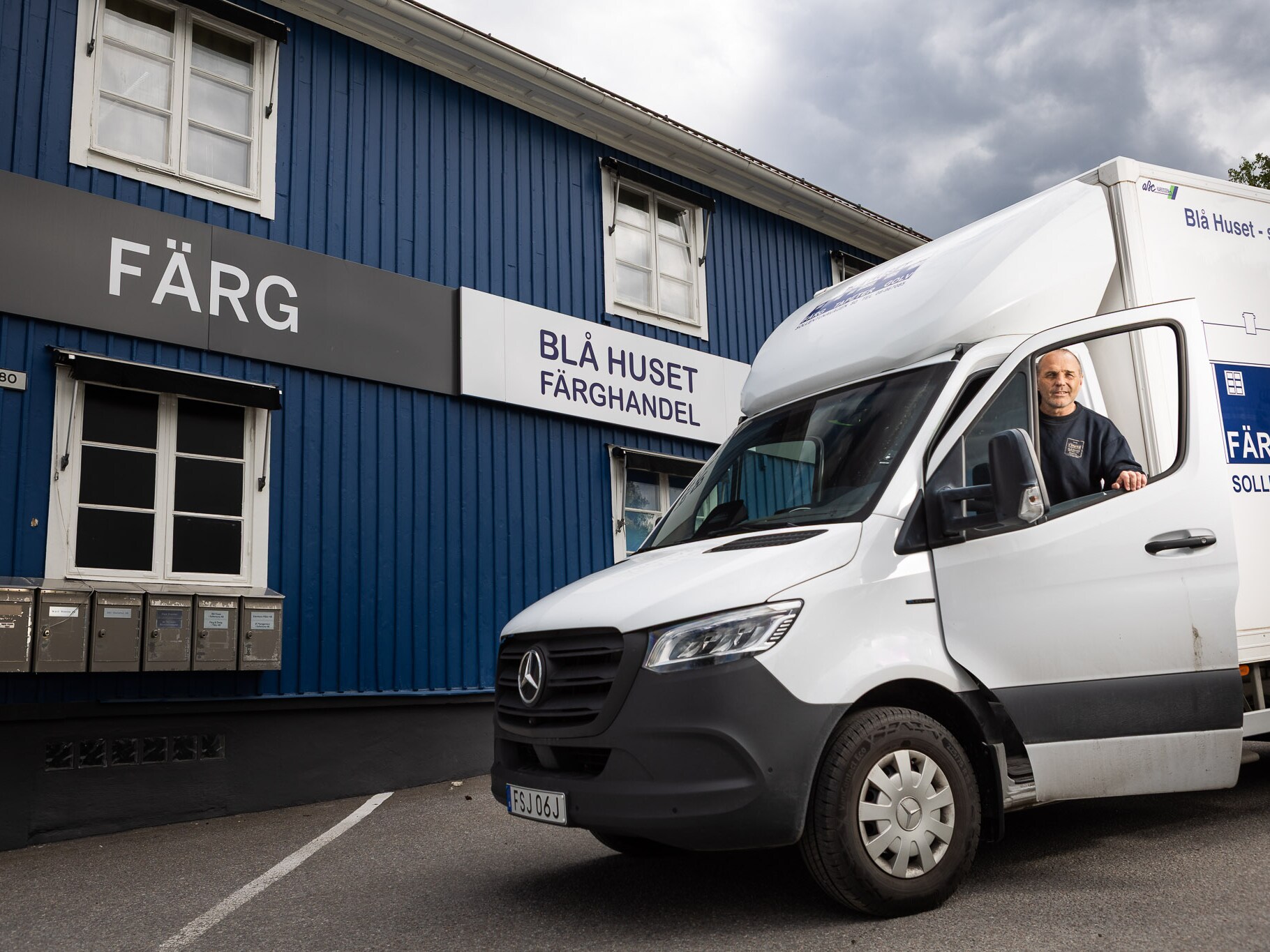 Eldrivna eSprinter stående framför Blå Huset 