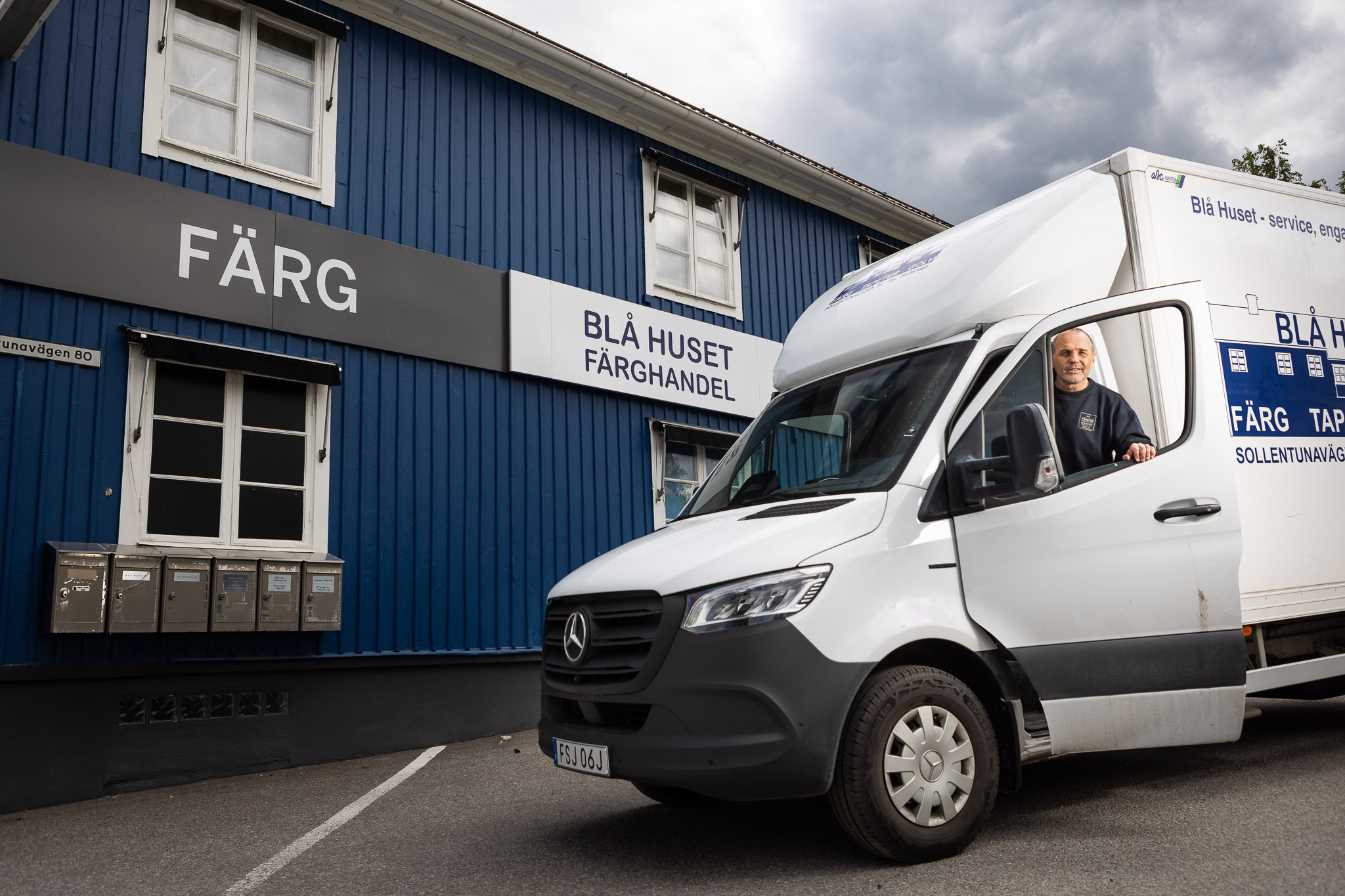 Eldrivna transportbilar | Mercedes-Benz Transportbilar Eldrivna eSprinter stående framför Blå Huset
