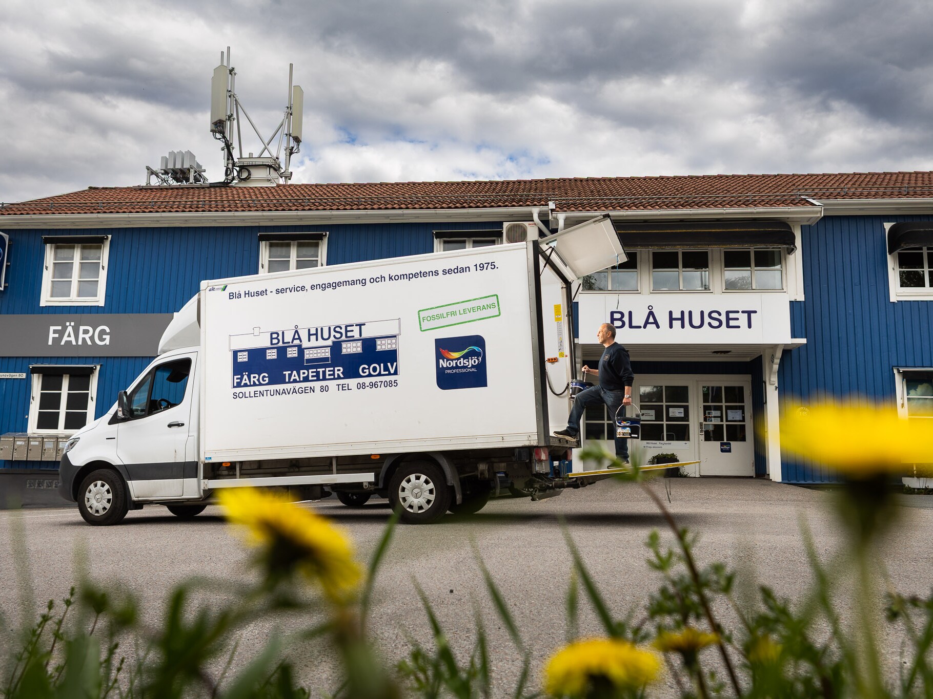 eSprinter från Blå Huset står framför butiken i Sollentuna