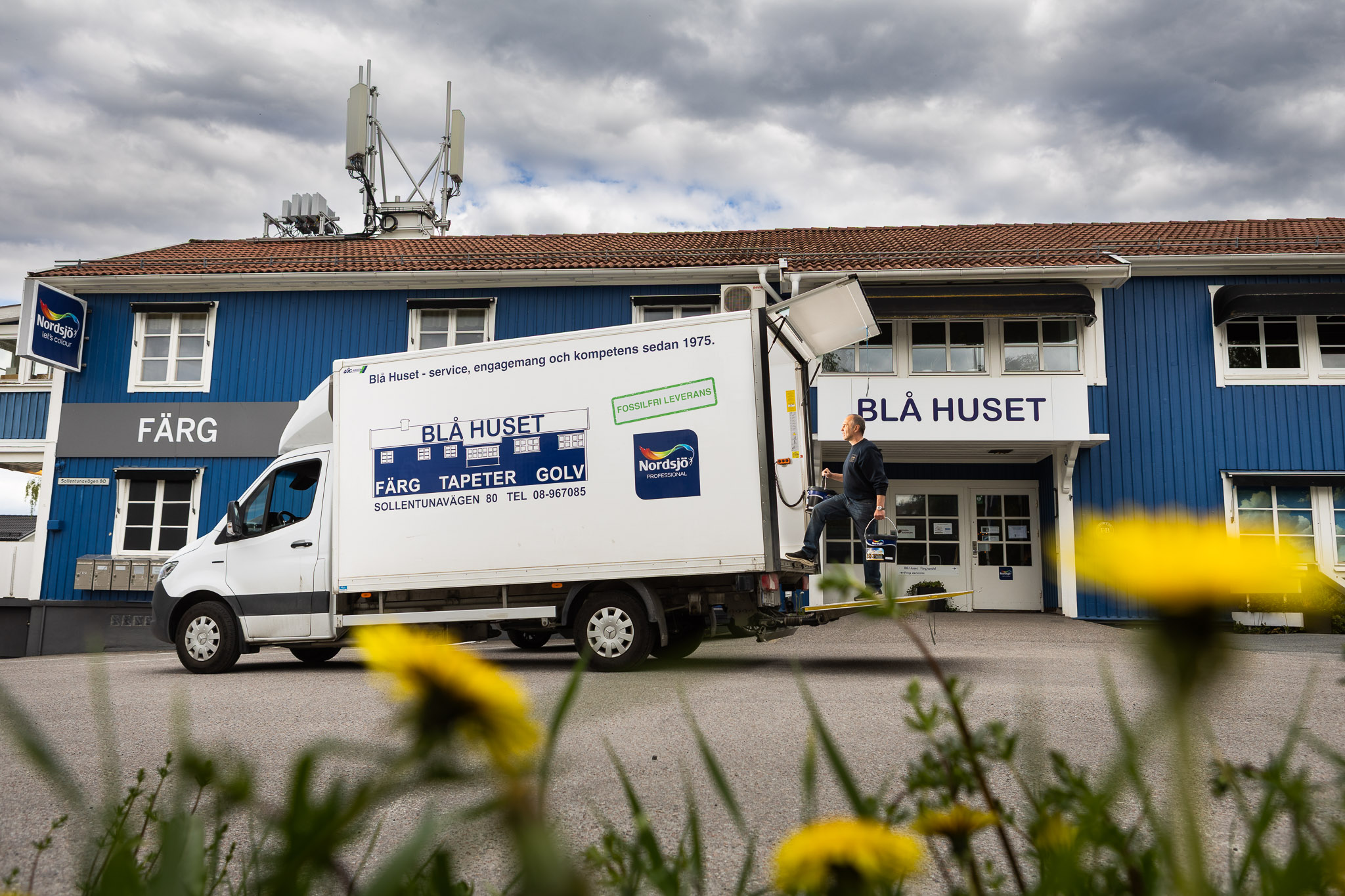 Blå Huset | Företag och kunder | Mercedes-Benz Transportbilar Mercedes-Benz eSprinter från Blå Huset sedd framför butiken
