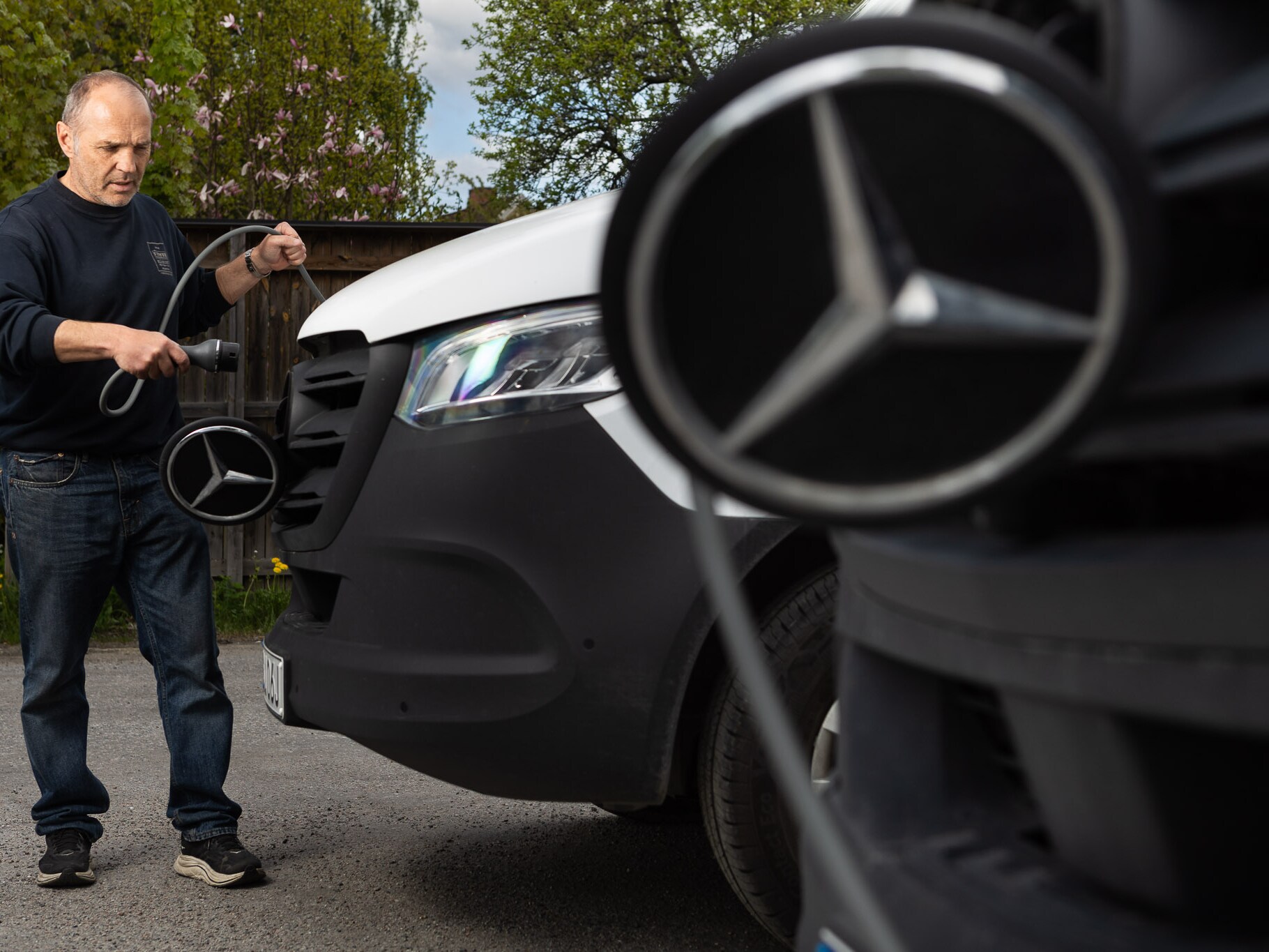 Två eldrivna eSprinter laddas framför Blå Huset 