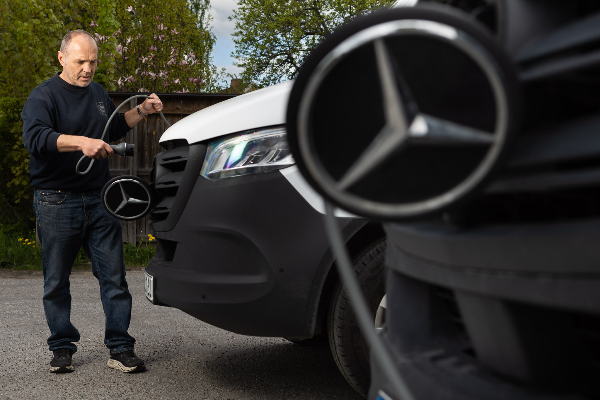 Eldrivna transportbilar | Mercedes-Benz Transportbilar Två eldrivna eSprinter laddas framför Blå Huset