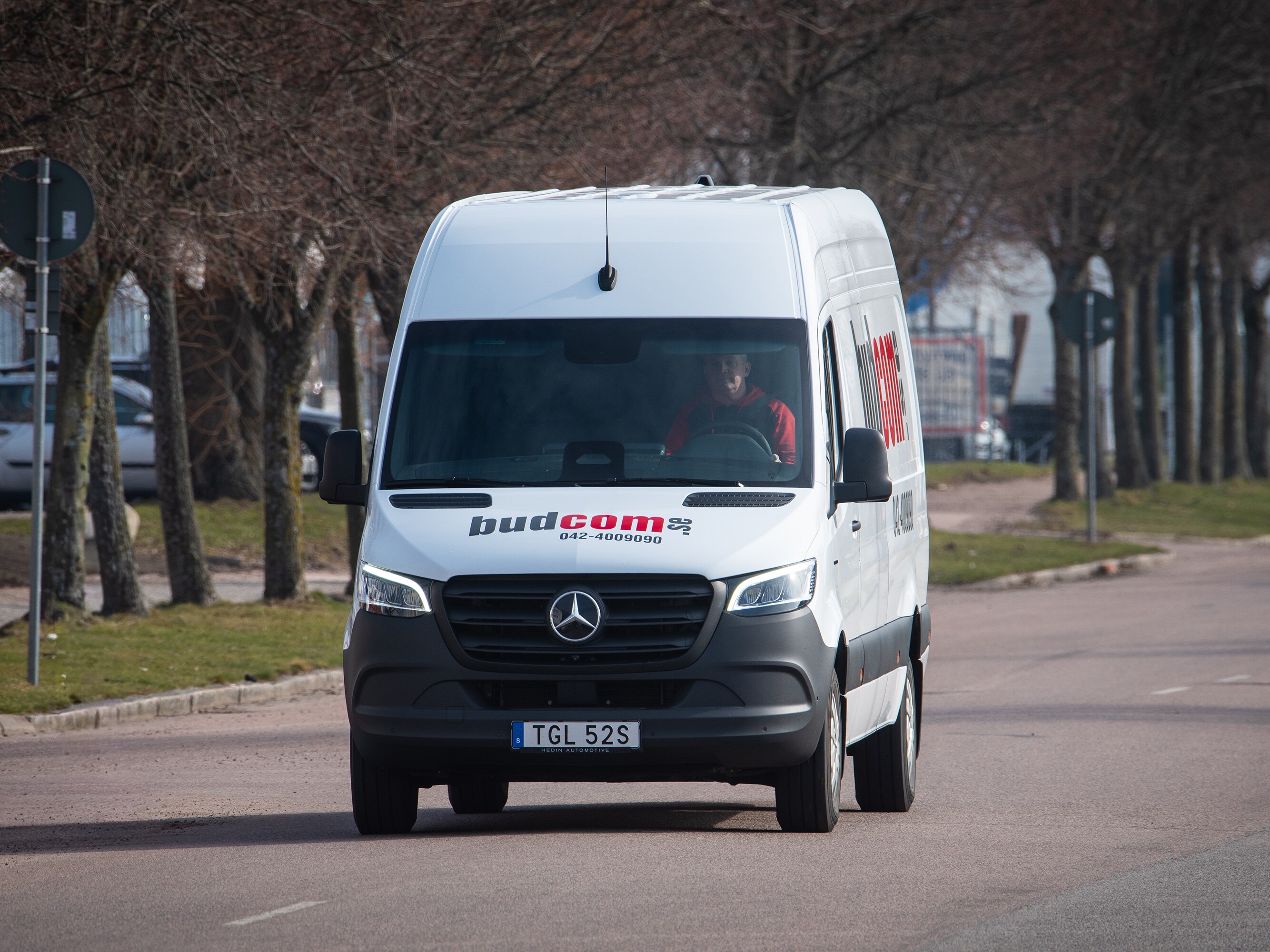 eSprinter från Ekdahl Miljö framför en återvinningscentral