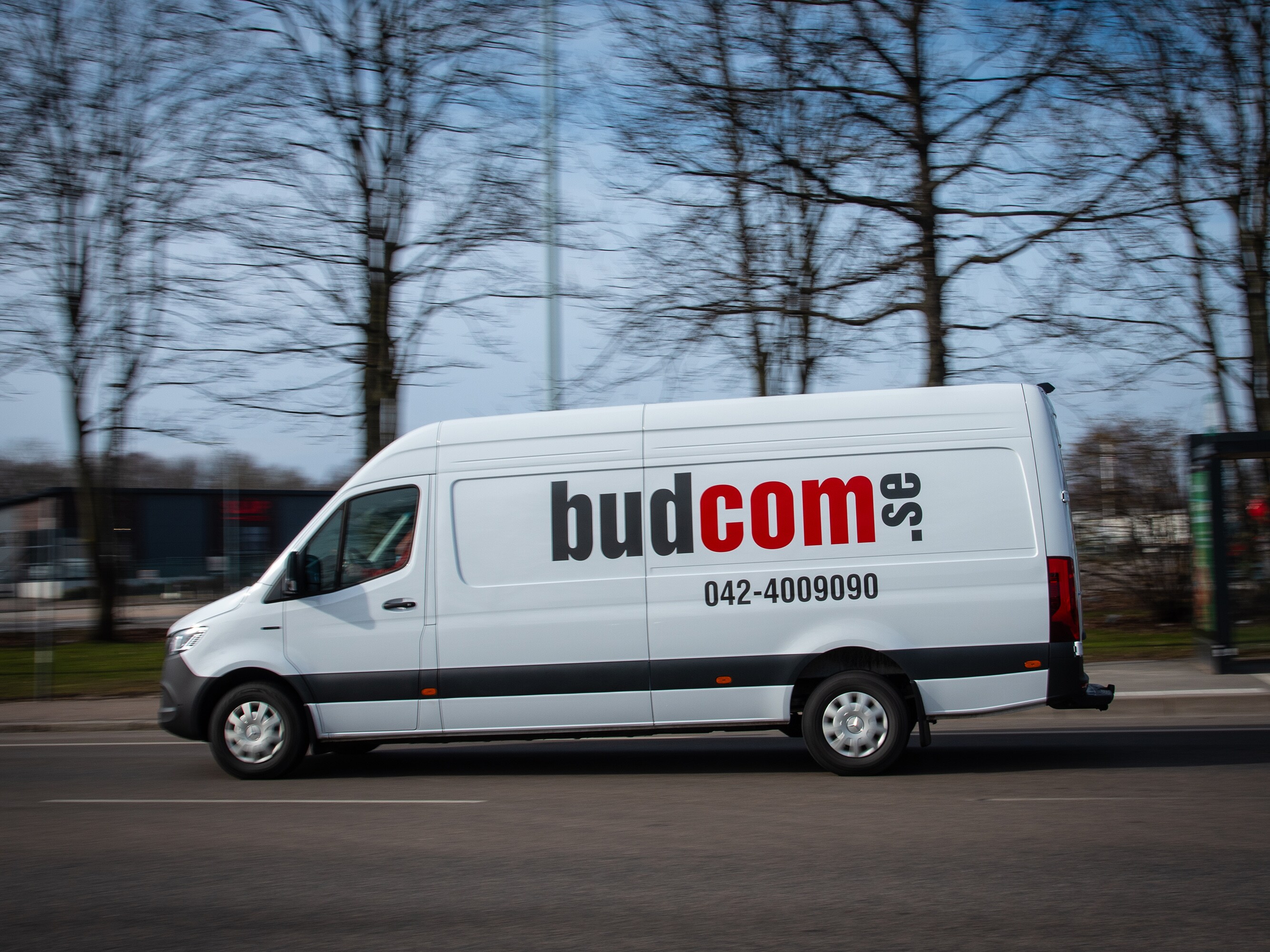eSprinter från Budcom körandes sedd från sidan
