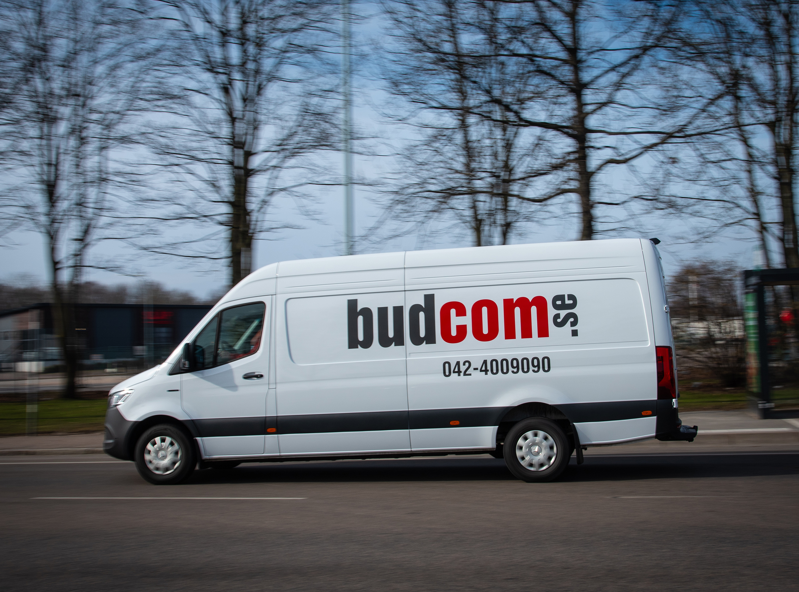 Eldrivna transportbilar | Mercedes-Benz Transportbilar eSprinter från Budcom körandes sedd från sidan