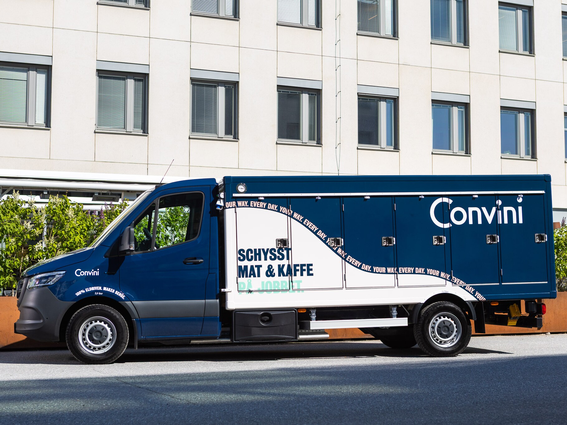 Ombyggd eSprinter från Mercedes-Benz sedd från sidan och parkerad på en gata i en storstad.