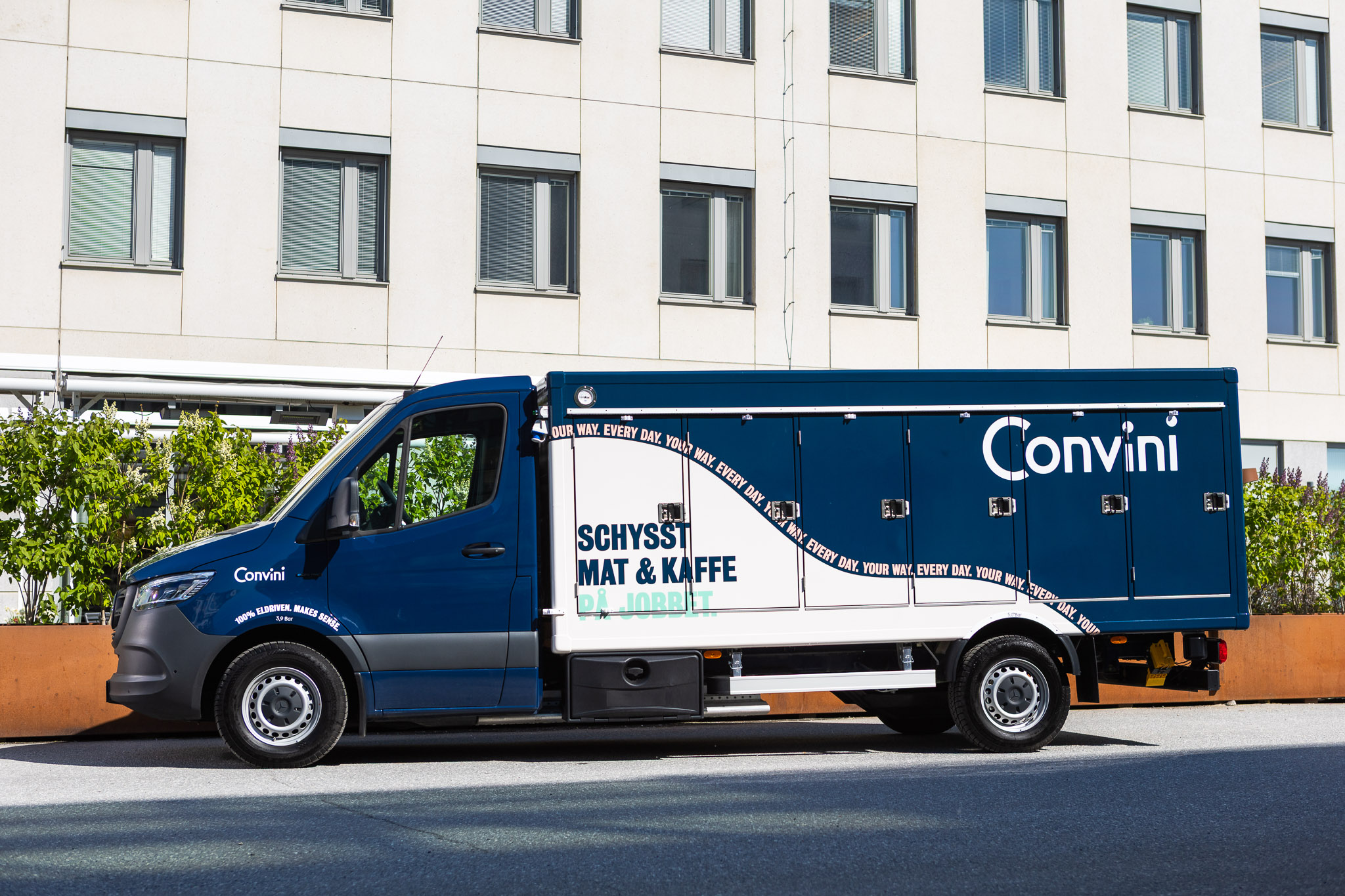 Convini | Företag och kunder | Mercedes-Benz Transportbilar Ombyggd eSprinter från Mercedes-Benz sedd från sidan och parkerad på en gata i en storstad.