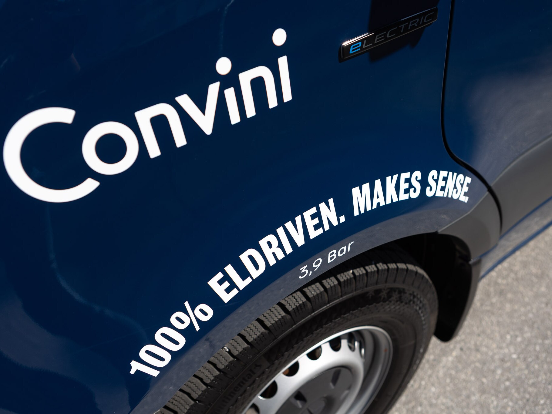 Convini-logotyp på sidan av en ombyggd eSprinter från Mercedes-Benz.