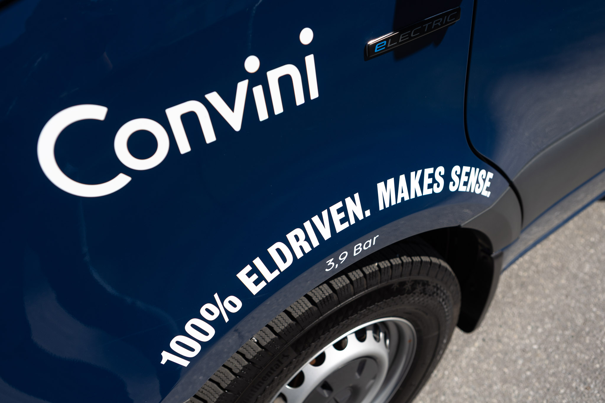 Convini | Företag och kunder | Mercedes-Benz Transportbilar Convini-logotyp på sidan av en ombyggd eSprinter från Mercedes-Benz.