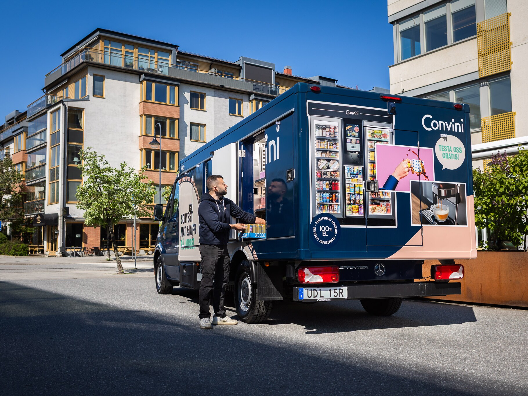 En Convini-chaufför lastar varor i en eSprinter från Mercedes-Benz.