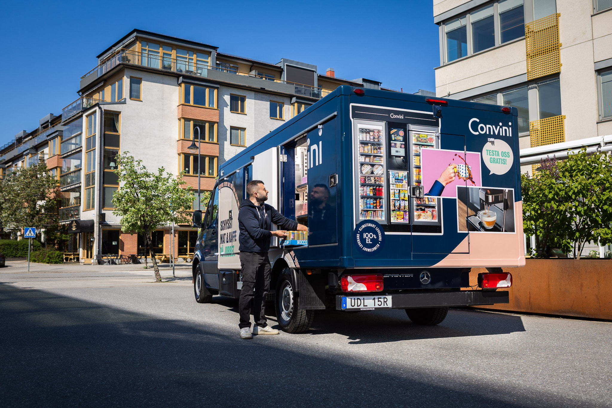 Convini | Företag och kunder | Mercedes-Benz Transportbilar En Convini-chaufför lastar varor i en eSprinter från Mercedes-Benz.