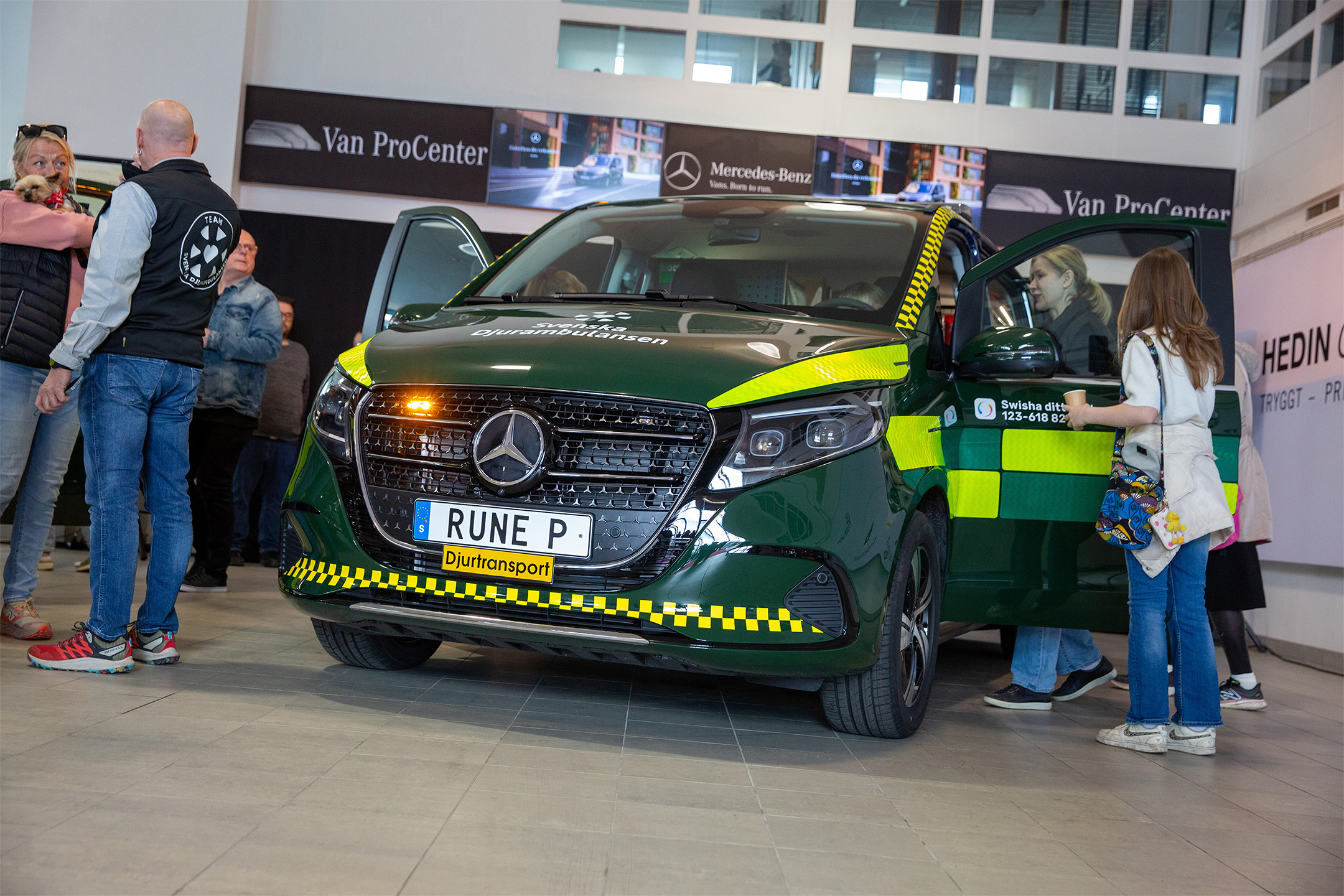 Djurambulans | Mercedes-Benz Transportbilar Grön Mercedes-Benz ambulansbil på mässa med öppna dörrar.